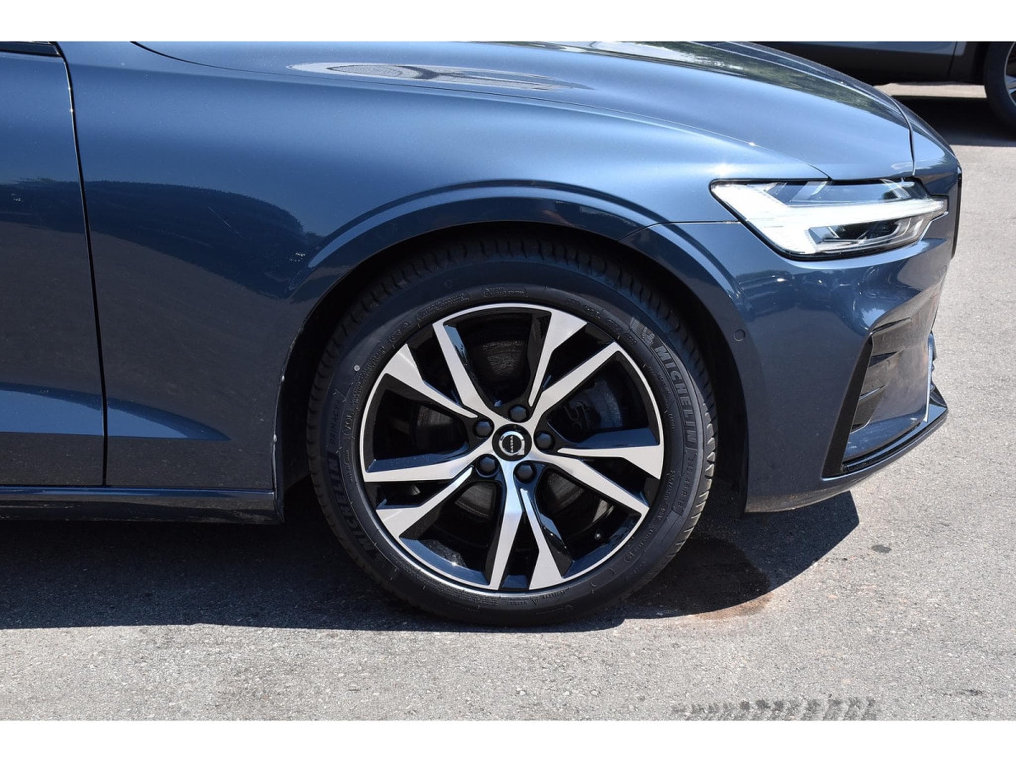 Volvo V60 2.0 B4 Plus Dark Geartronic PANO CUIR MEMO CAM360 HARMAN 1°M (2025) - Photo 5