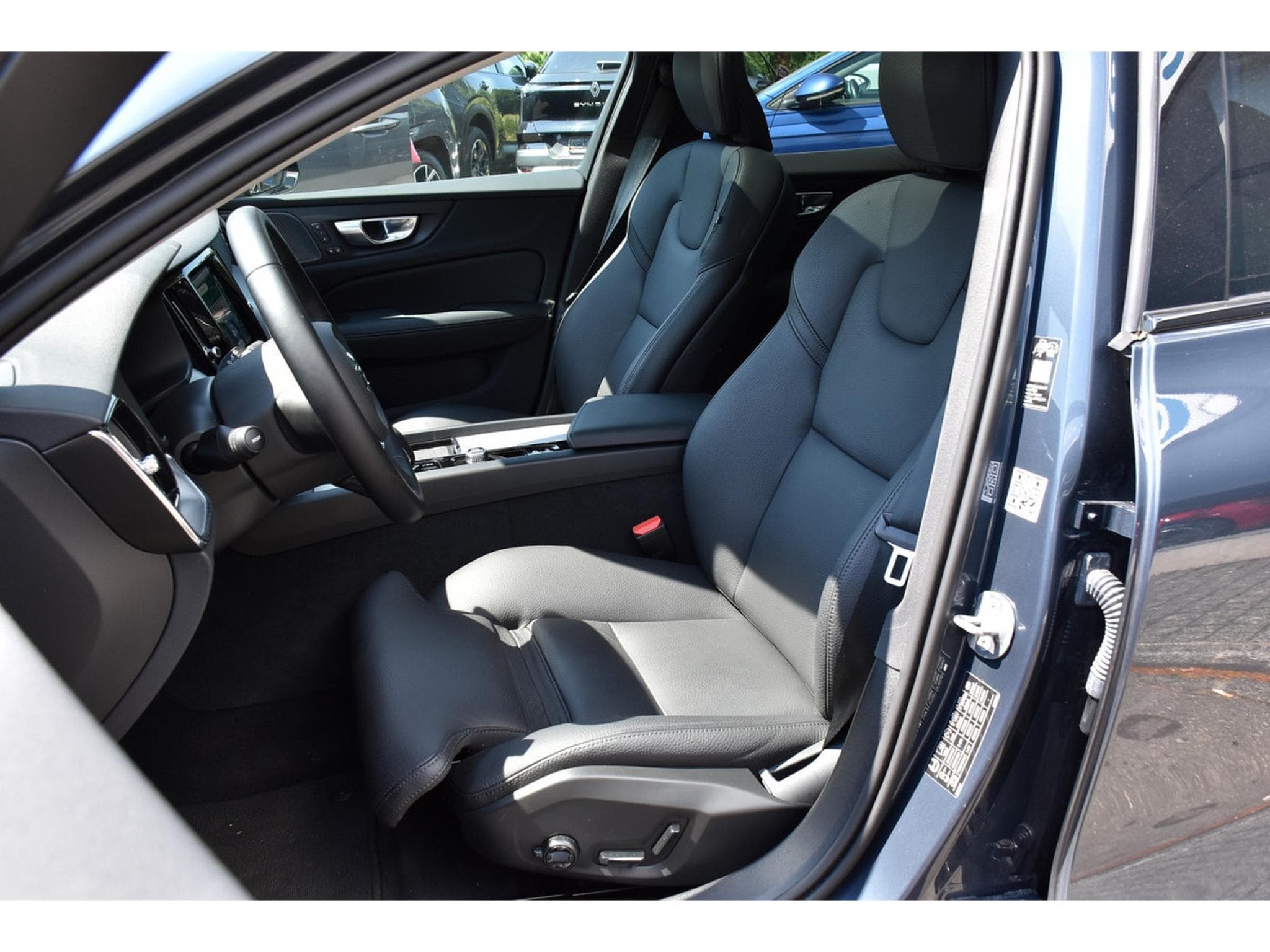 Volvo V60 2.0 B4 Plus Dark Geartronic PANO CUIR MEMO CAM360 HARMAN 1°M (2025) - Photo 6