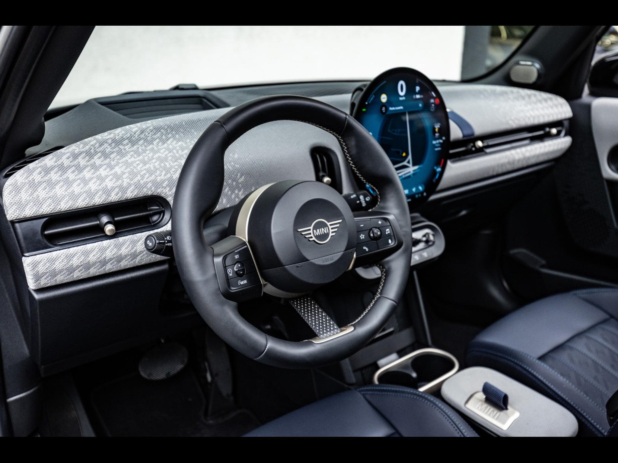 Mini Cooper S 5 PORTES AUTO FAVOURED TRIM - PACK XL - MELTING SILVER III (2025) - Photo 11