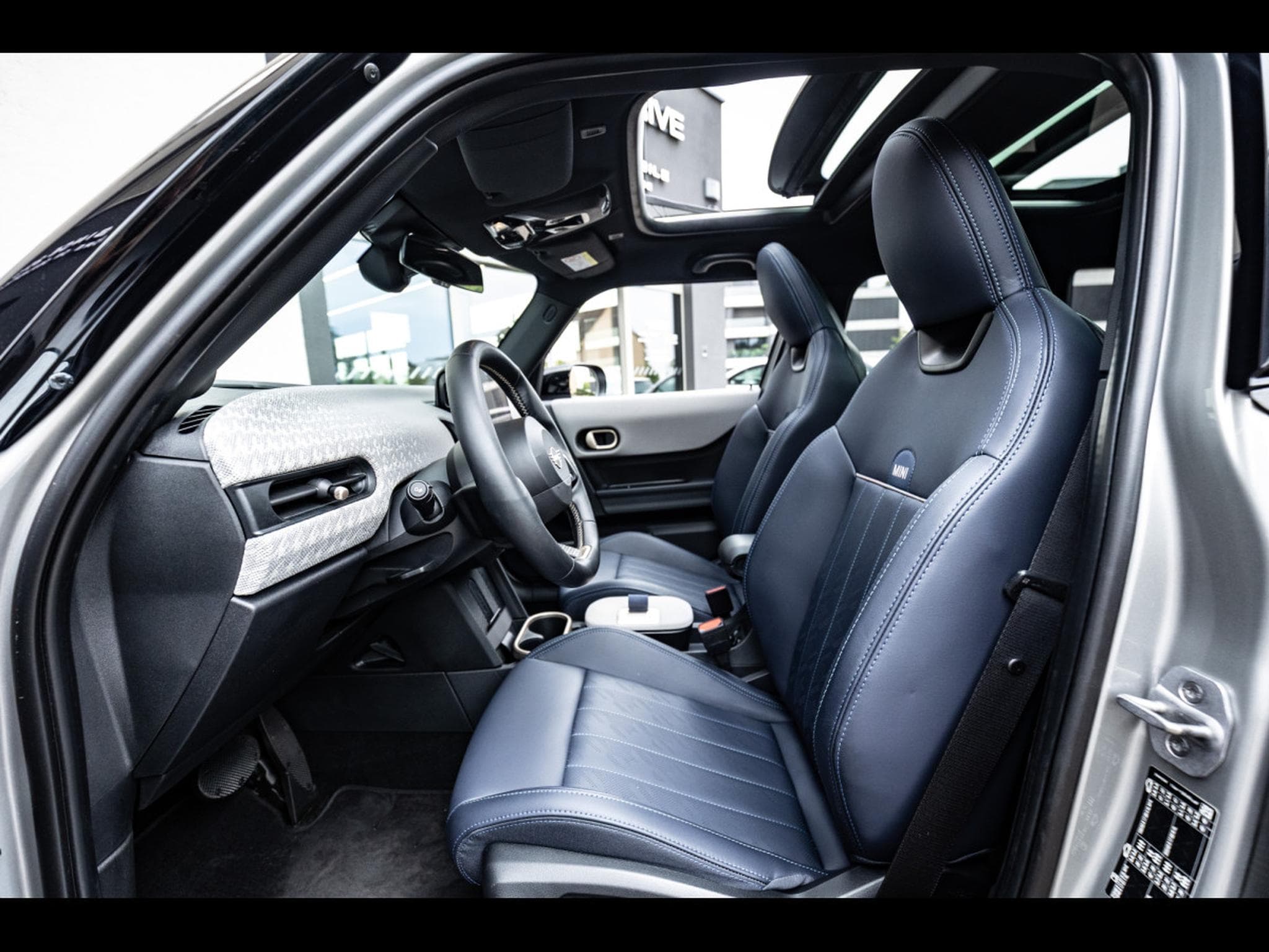 Mini Cooper S 5 PORTES AUTO FAVOURED TRIM - PACK XL - MELTING SILVER III (2025) - Photo 12