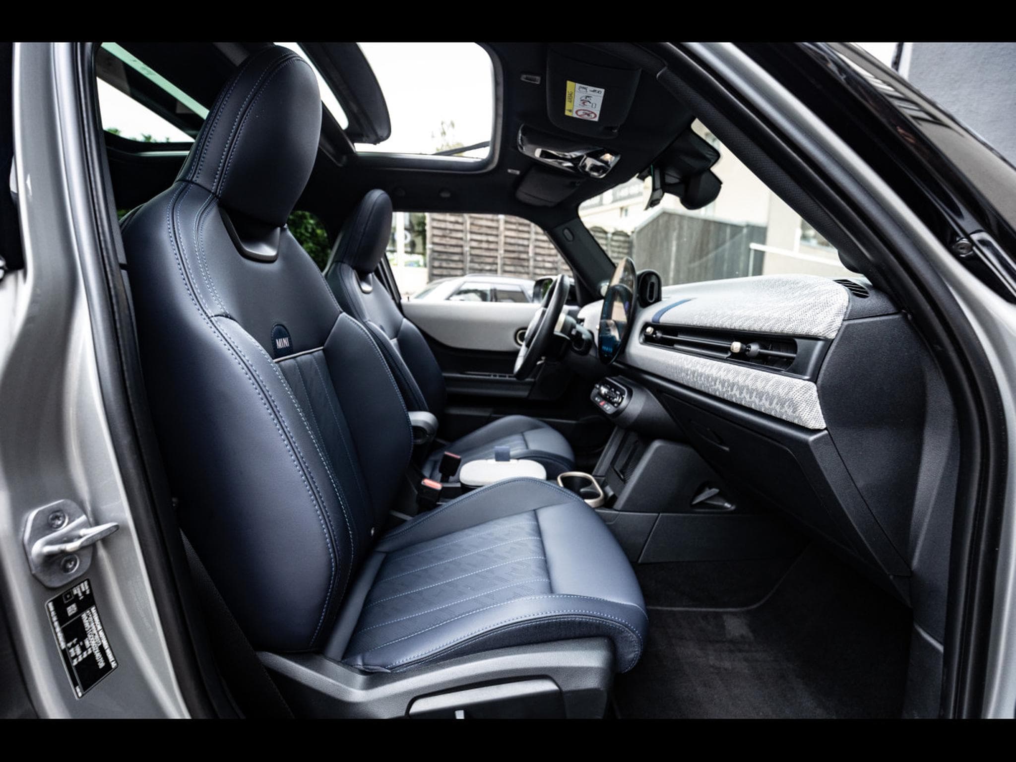 Mini Cooper S 5 PORTES AUTO FAVOURED TRIM - PACK XL - MELTING SILVER III (2025) - Photo 18