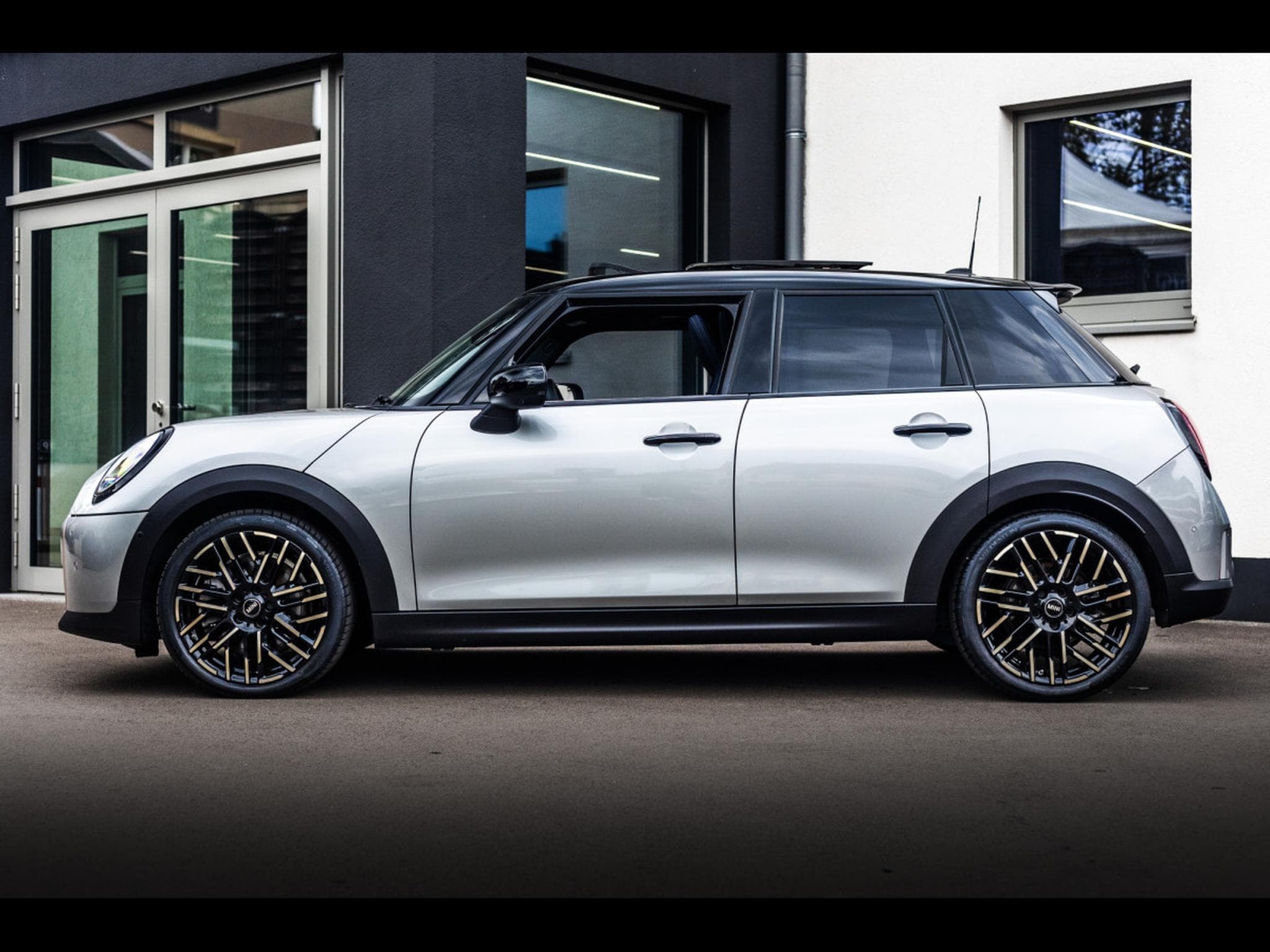 Mini Cooper S 5 PORTES AUTO FAVOURED TRIM - PACK XL - MELTING SILVER III (2025) - Photo 2