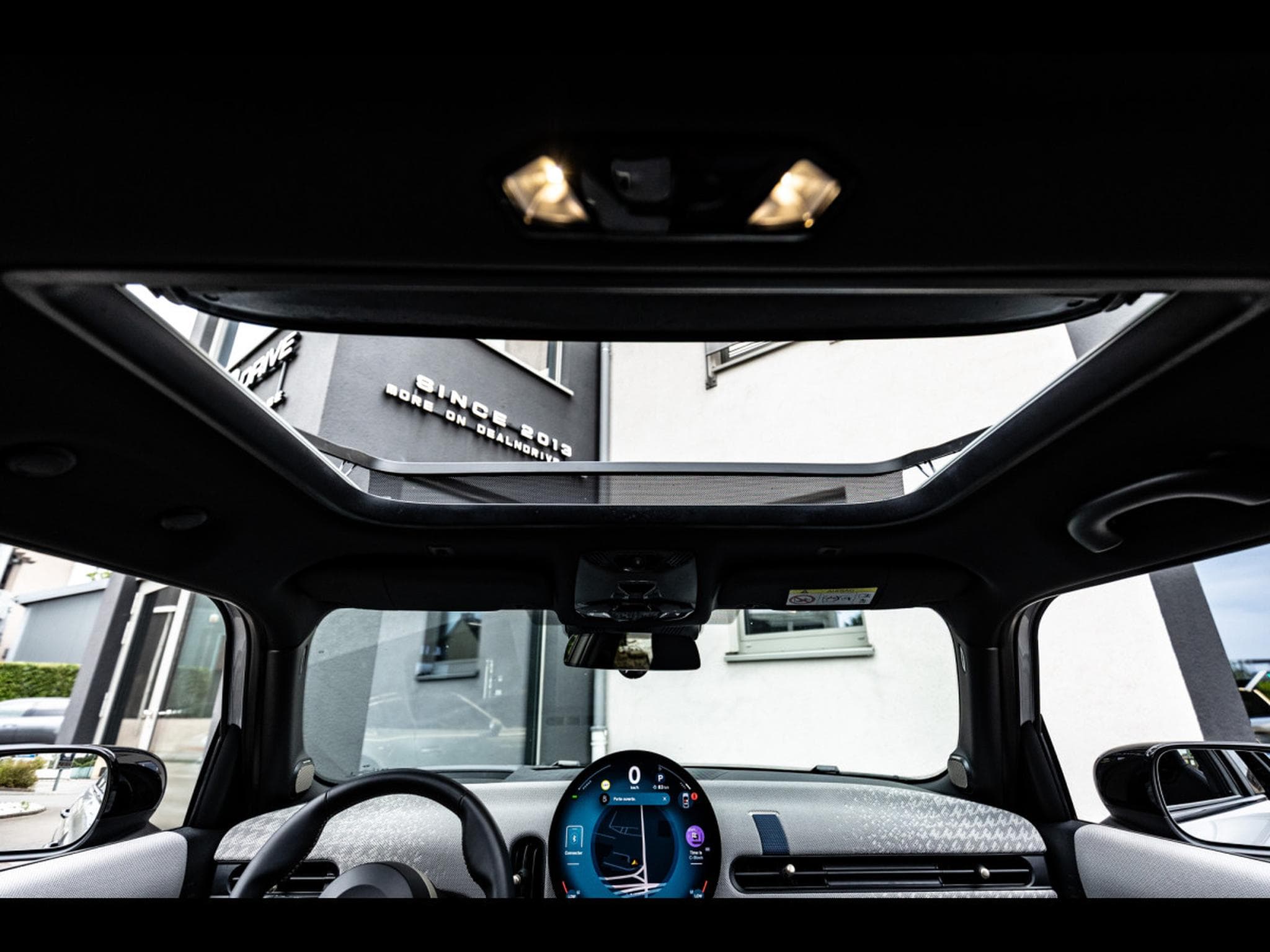 Mini Cooper S 5 PORTES AUTO FAVOURED TRIM - PACK XL - MELTING SILVER III (2025) - Photo 22