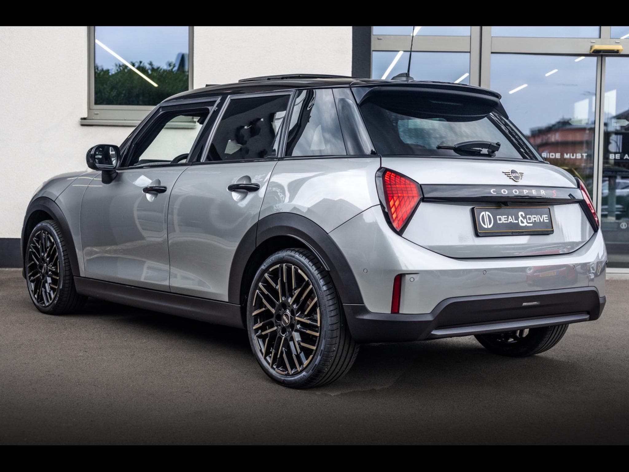 Mini Cooper S 5 PORTES AUTO FAVOURED TRIM - PACK XL - MELTING SILVER III (2025) - Photo 3