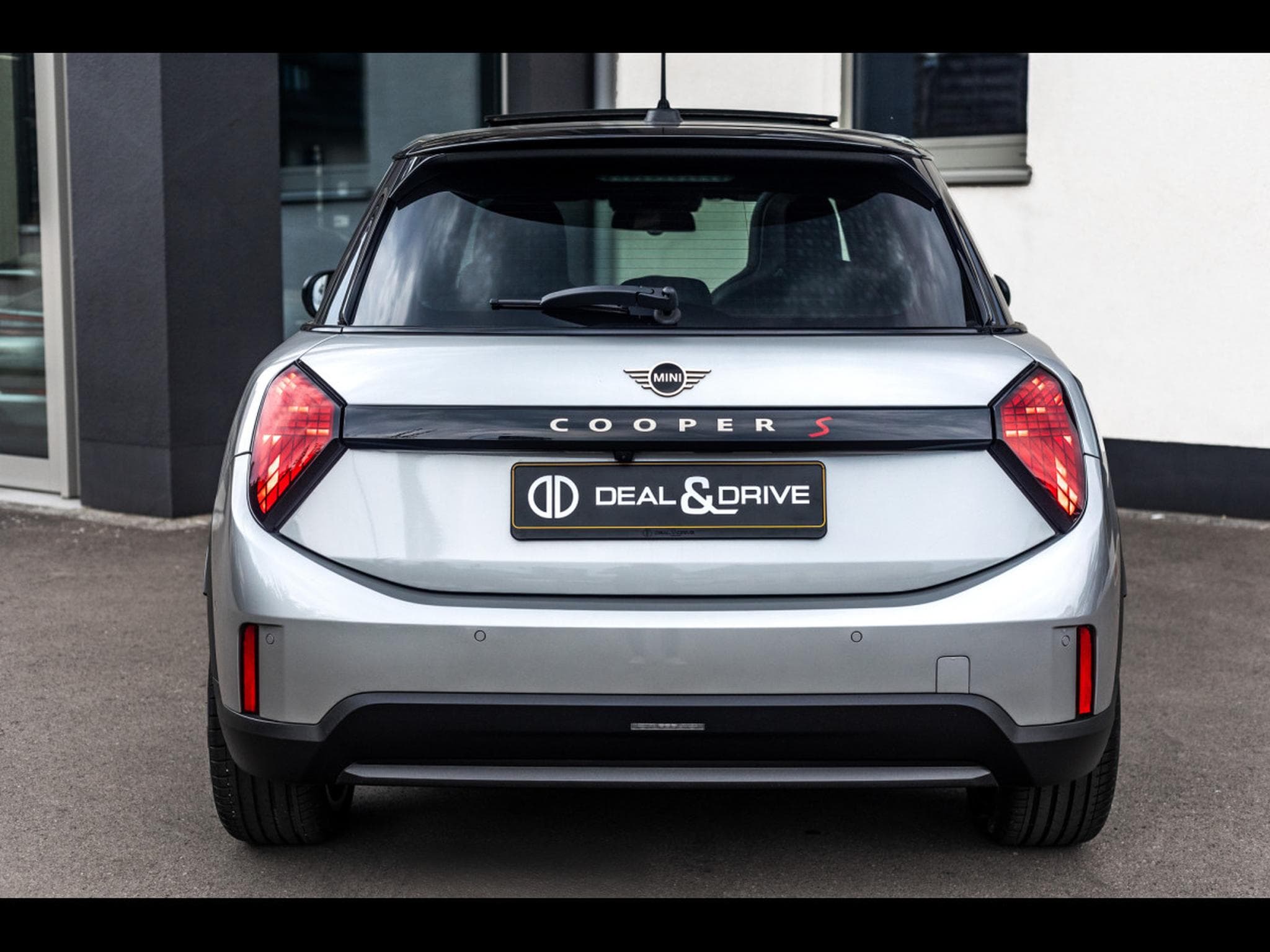 Mini Cooper S 5 PORTES AUTO FAVOURED TRIM - PACK XL - MELTING SILVER III (2025) - Photo 4