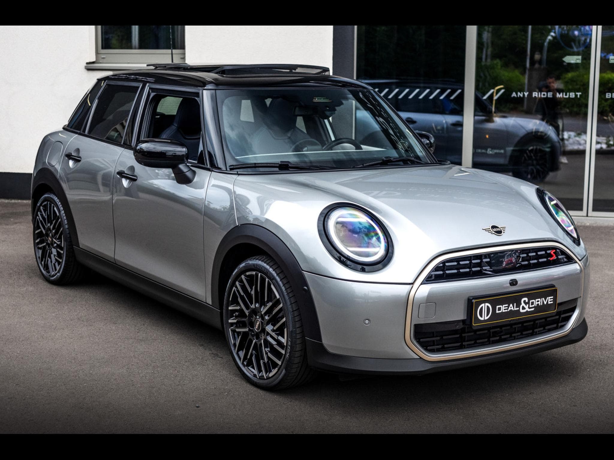 Mini Cooper S 5 PORTES AUTO FAVOURED TRIM - PACK XL - MELTING SILVER III (2025) - Photo 6