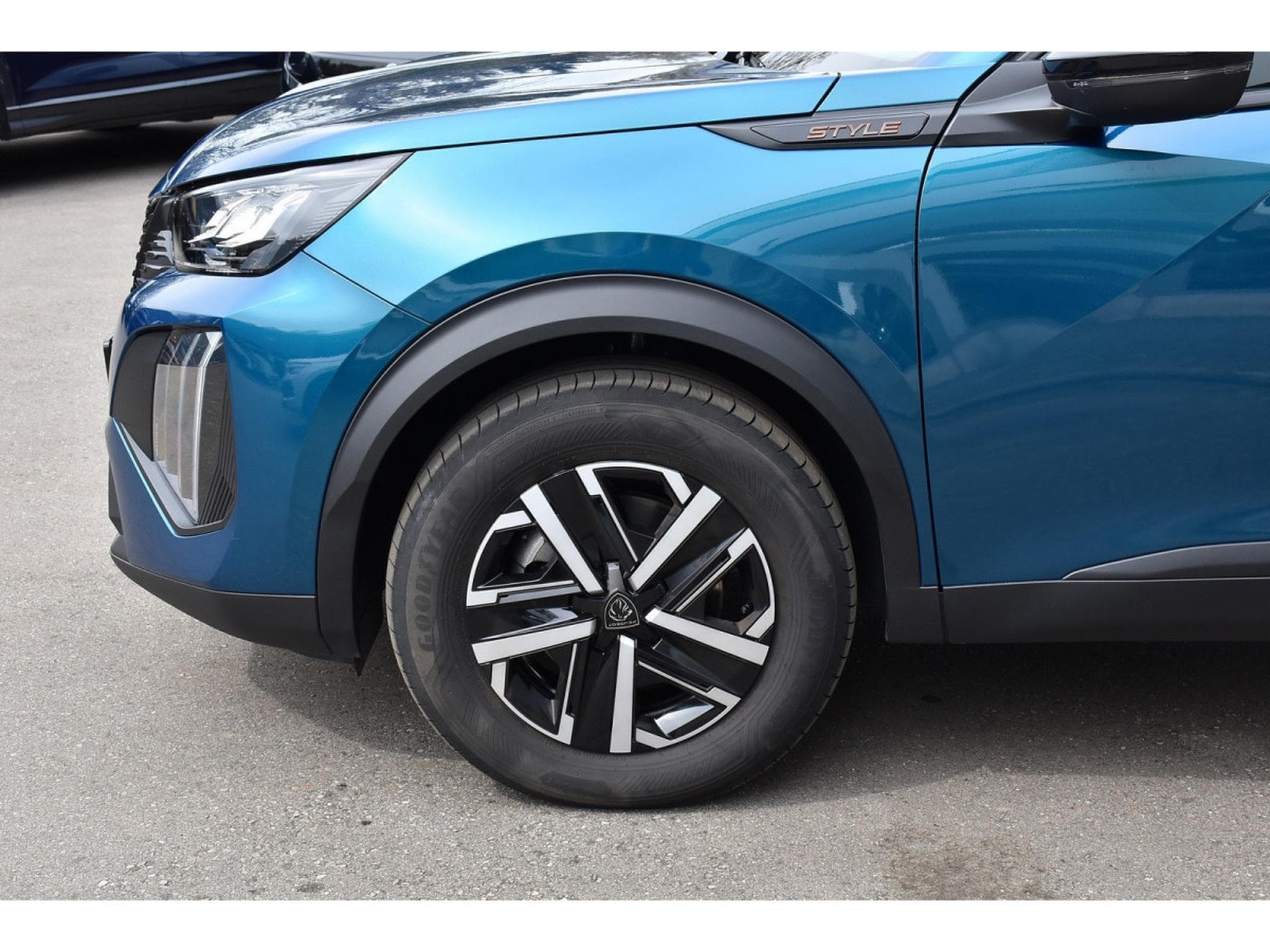 Peugeot 2008 1.2 Hybrid 145 e-DCS6 Style REGUL LANE PDC 1° MAIN (2025) - Photo 5
