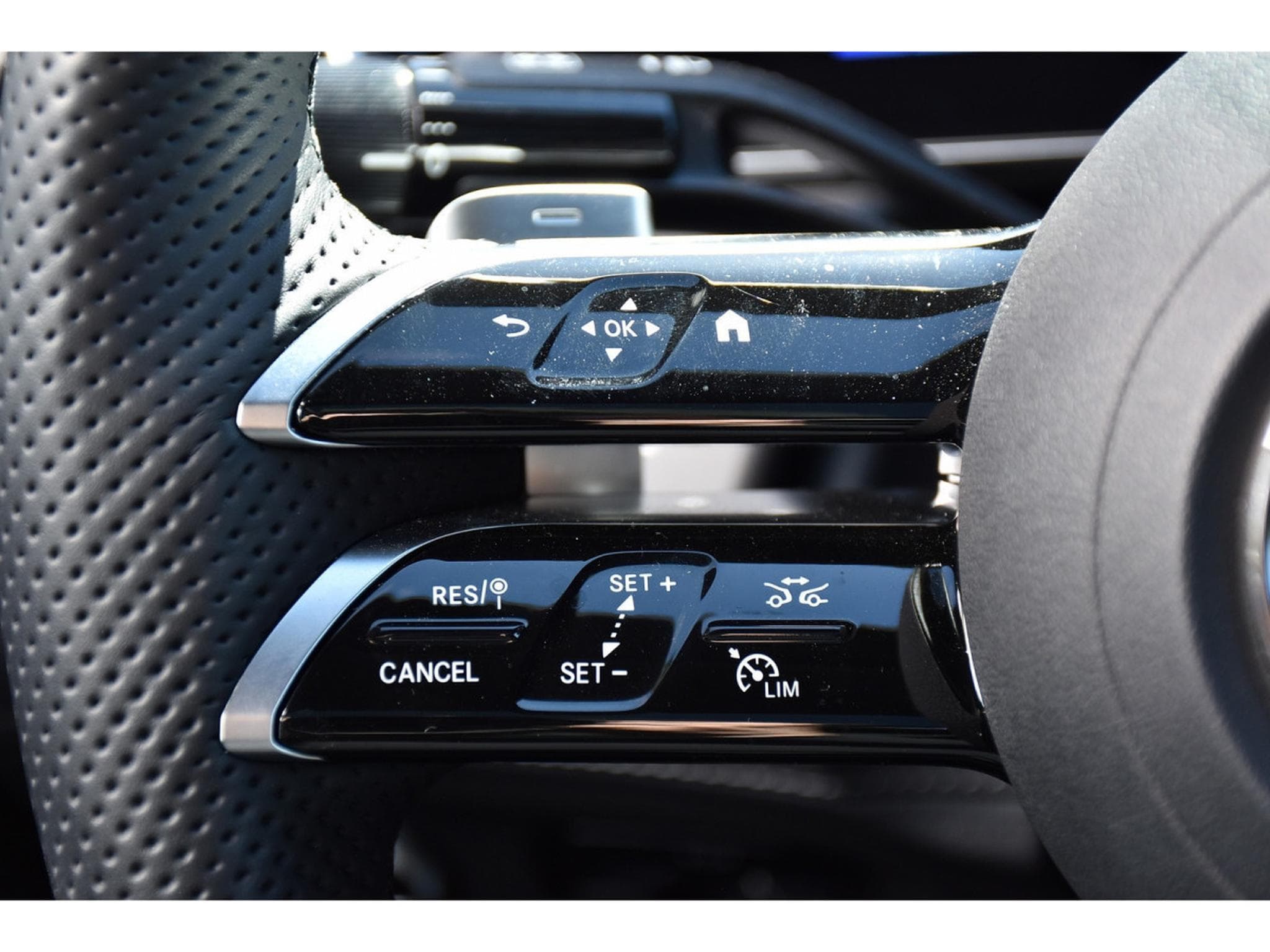 Mercedes EQE 300 AMG Line AIRMATIC DISTR CUIR MEMO PANO BURMESTER CAM360 (2025) - Photo 18