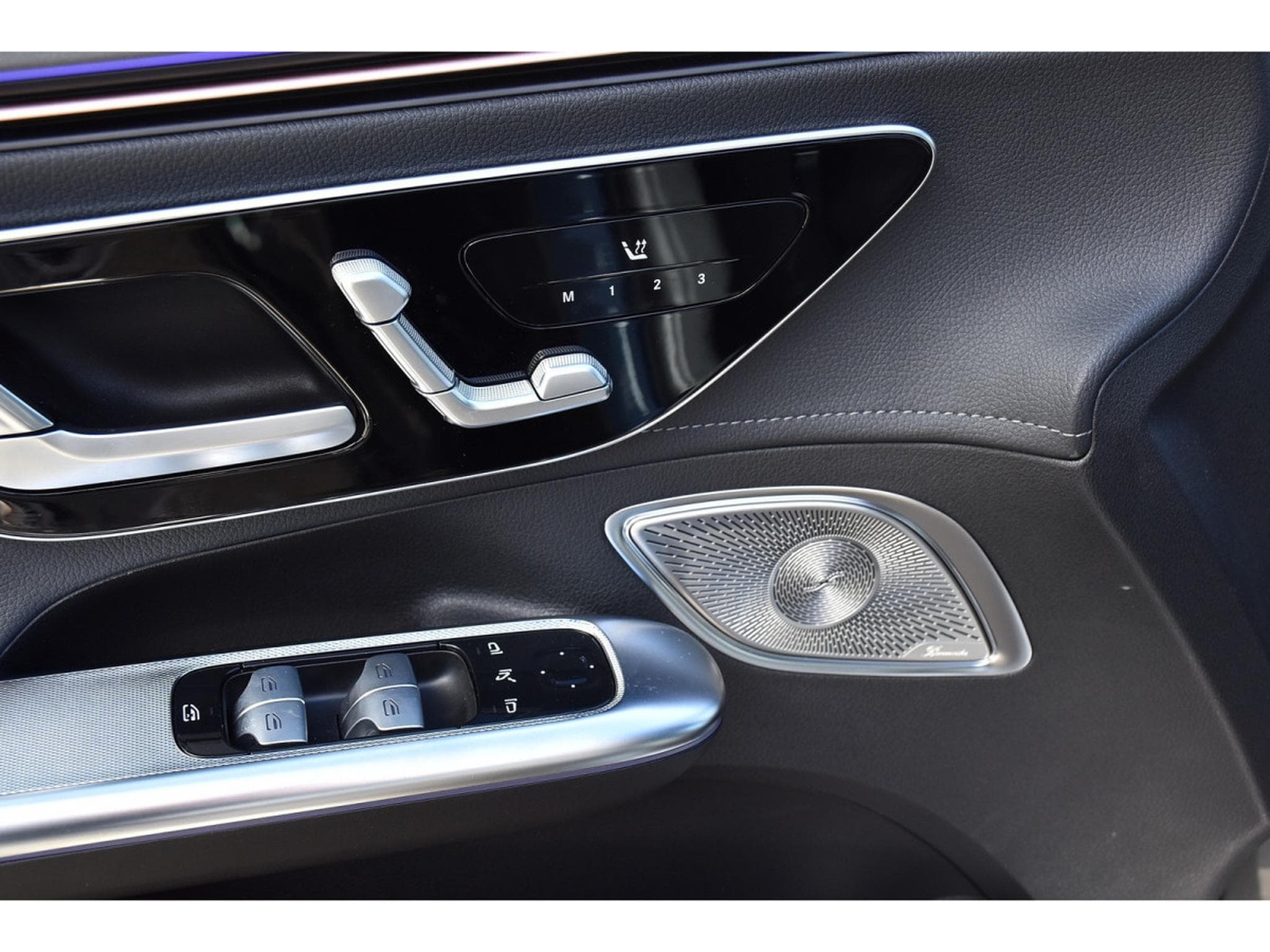 Mercedes EQE 300 AMG Line AIRMATIC DISTR CUIR MEMO PANO BURMESTER CAM360 (2025) - Photo 19