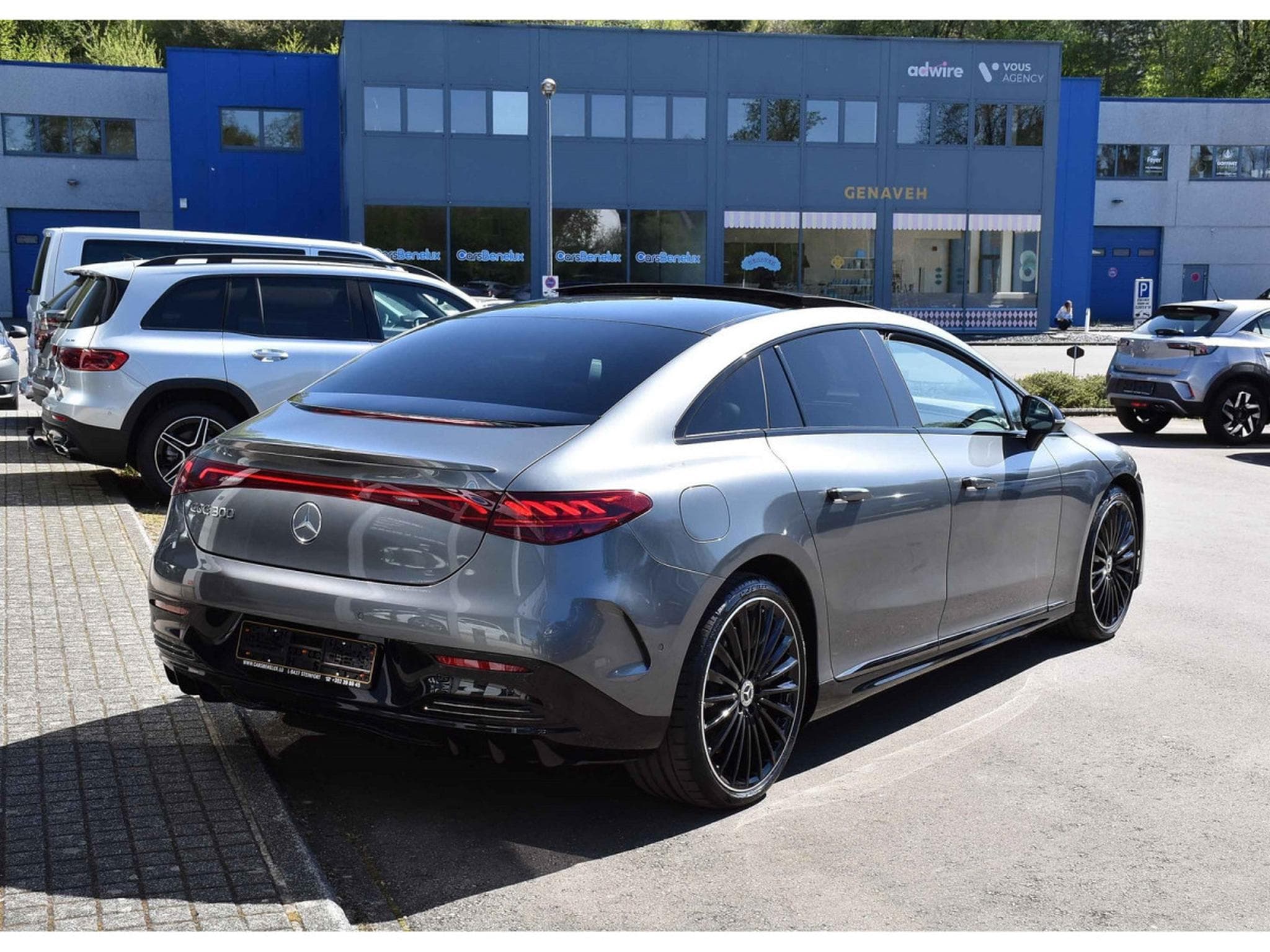 Mercedes EQE 300 AMG Line AIRMATIC DISTR CUIR MEMO PANO BURMESTER CAM360 (2025) - Photo 4