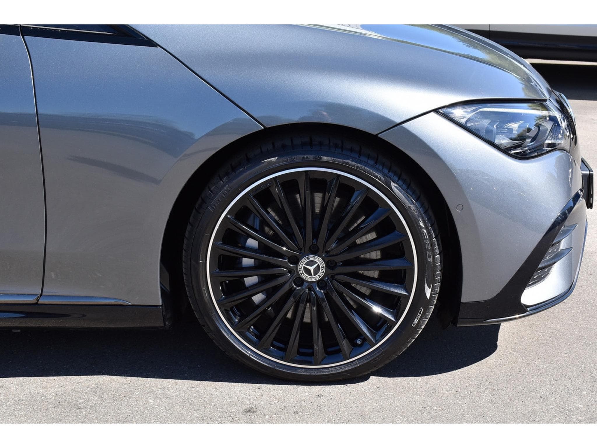 Mercedes EQE 300 AMG Line AIRMATIC DISTR CUIR MEMO PANO BURMESTER CAM360 (2025) - Photo 5