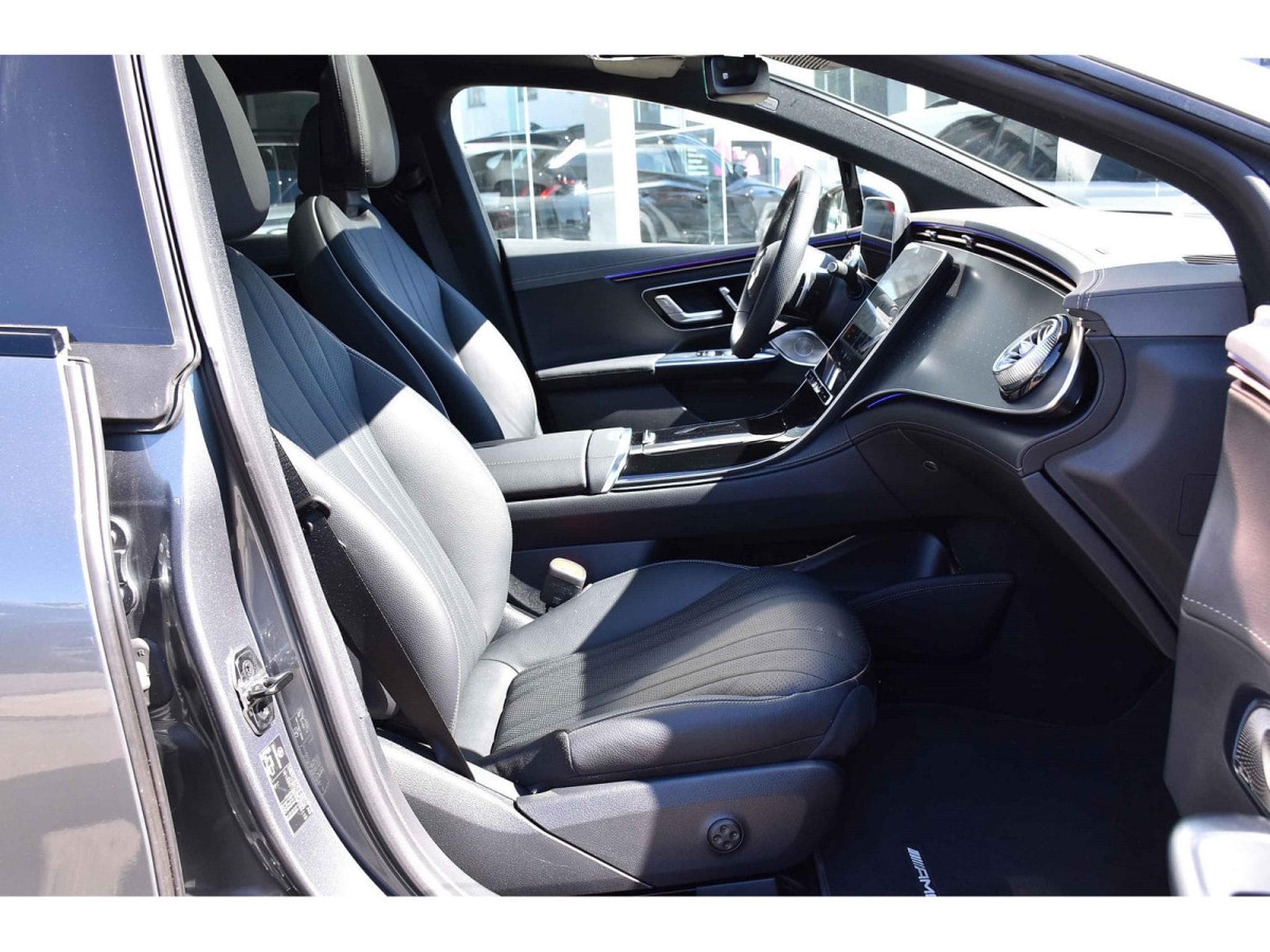 Mercedes EQE 300 AMG Line AIRMATIC DISTR CUIR MEMO PANO BURMESTER CAM360 (2025) - Photo 7