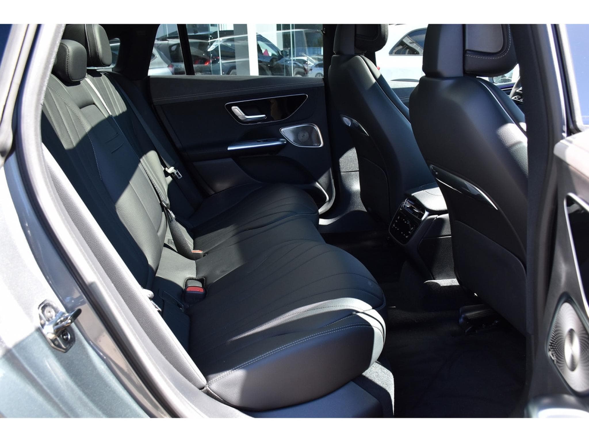 Mercedes EQE 300 AMG Line AIRMATIC DISTR CUIR MEMO PANO BURMESTER CAM360 (2025) - Photo 8