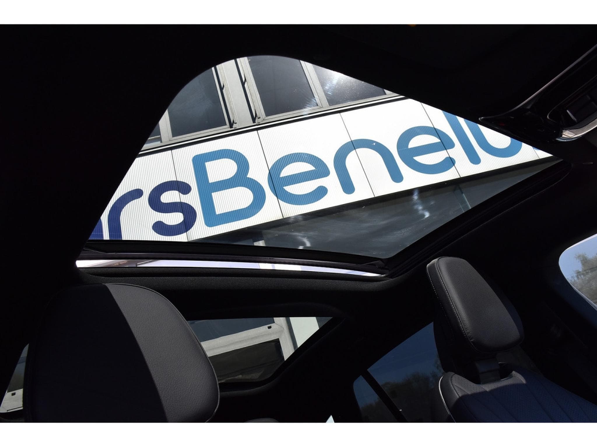 Mercedes EQE 300 AMG Line AIRMATIC DISTR CUIR MEMO PANO BURMESTER CAM360 (2025) - Photo 9