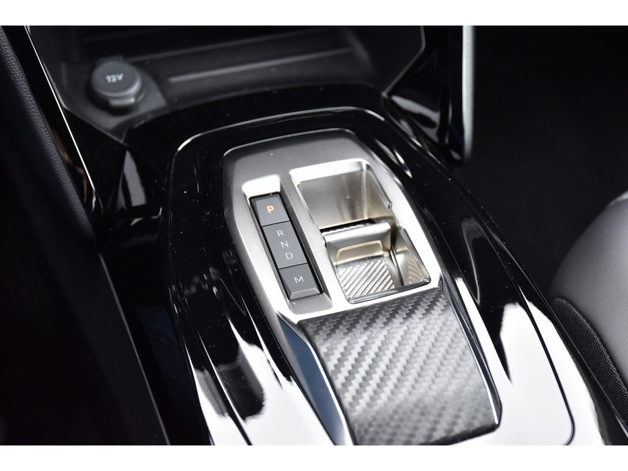 Peugeot 2008 1.2 Hybrid 145 Allure e-DCS6 ACC LANE SIDE GPS CAM360 1°MAIN (2025) - Photo 22