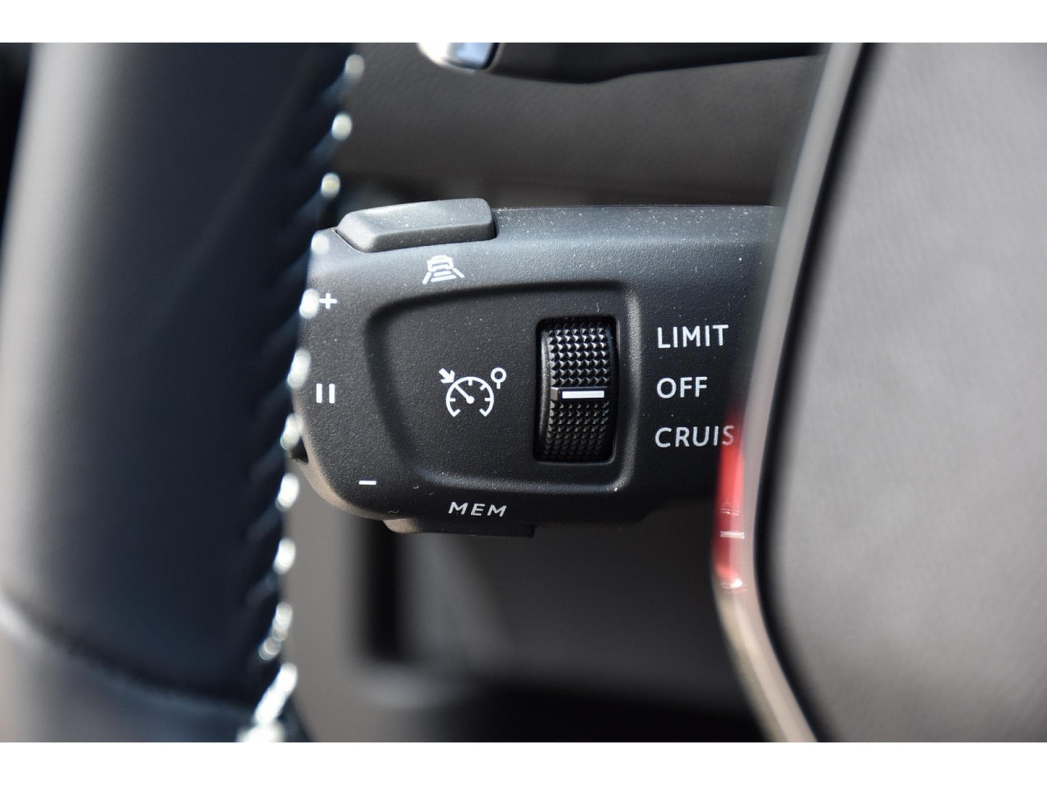 Peugeot 2008 1.2 Hybrid 145 Allure e-DCS6 ACC LANE SIDE GPS CAM360 1°MAIN (2025) - Photo 23