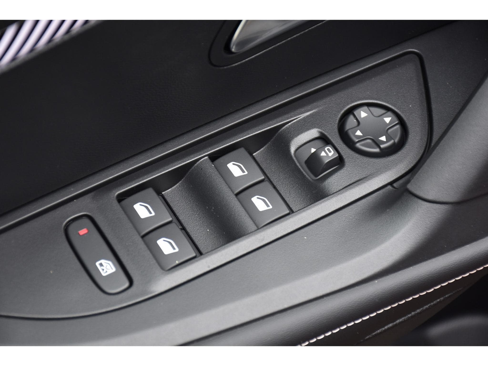 Peugeot 2008 1.2 Hybrid 145 Allure e-DCS6 ACC LANE SIDE GPS CAM360 1°MAIN (2025) - Photo 24