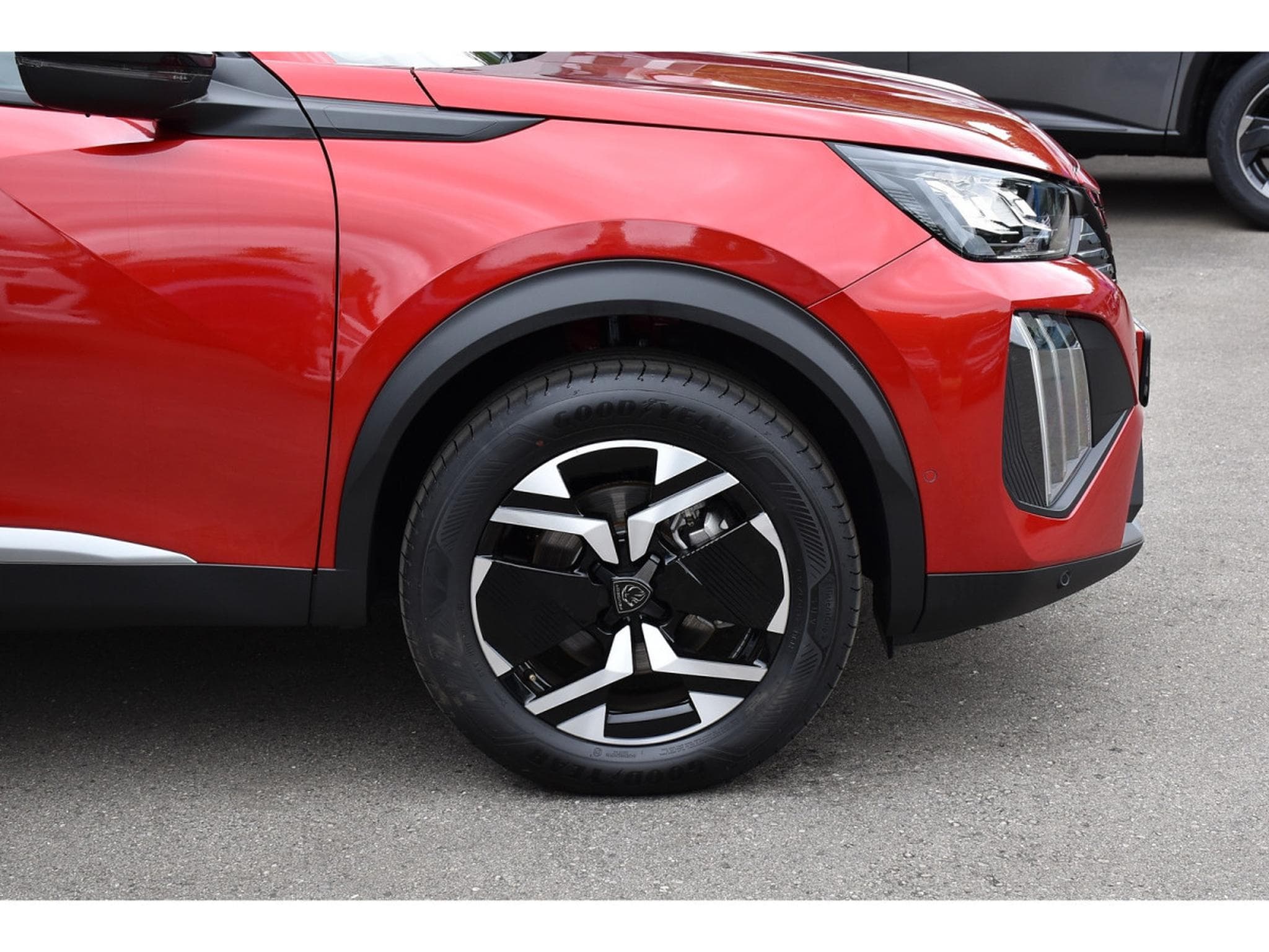Peugeot 2008 1.2 Hybrid 145 Allure e-DCS6 ACC LANE SIDE GPS CAM360 1°MAIN (2025) - Photo 5
