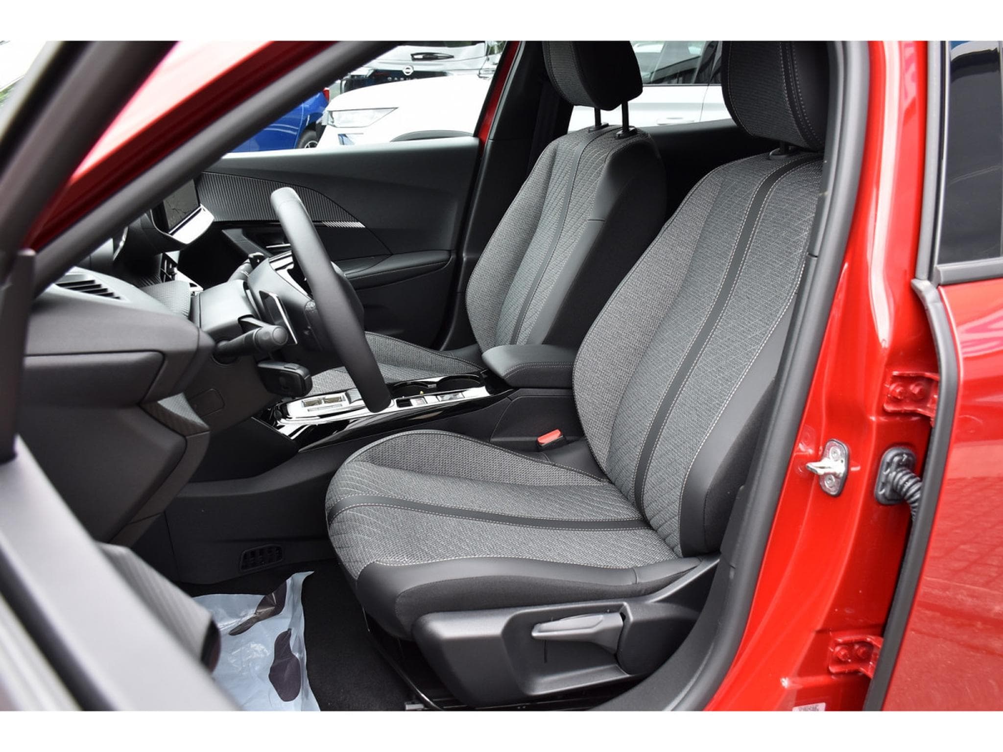 Peugeot 2008 1.2 Hybrid 145 Allure e-DCS6 ACC LANE SIDE GPS CAM360 1°MAIN (2025) - Photo 6