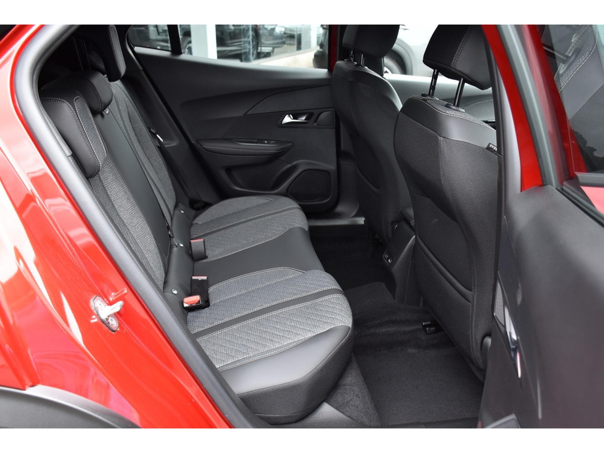 Peugeot 2008 1.2 Hybrid 145 Allure e-DCS6 ACC LANE SIDE GPS CAM360 1°MAIN (2025) - Photo 8