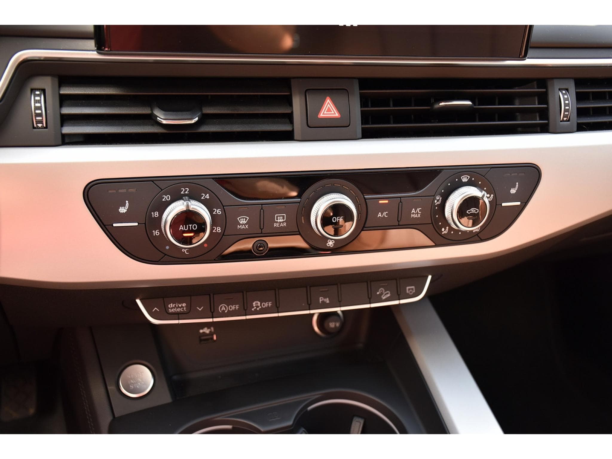 Audi A4 40 TDI Quattro S-Tronic CUIR GPS ATT RMQ CAM 1° MAIN (2022) - Photo 18