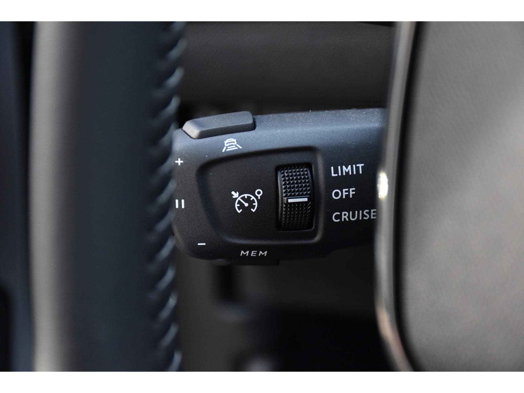 Peugeot 2008 1.2 PureTech Allure ACC GPS LANE SIDE REGUL CAM 360 1° MAIN (2025) - Photo 22