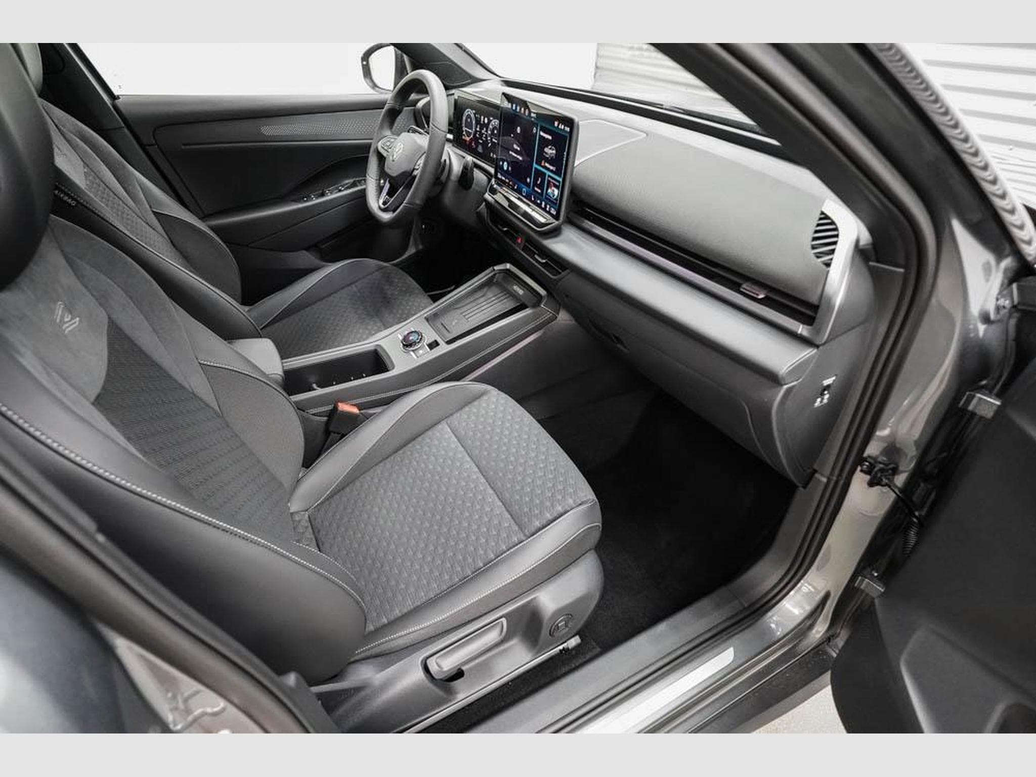VW T-Roc neuer 1,5 eTSI (2026) - Photo 22