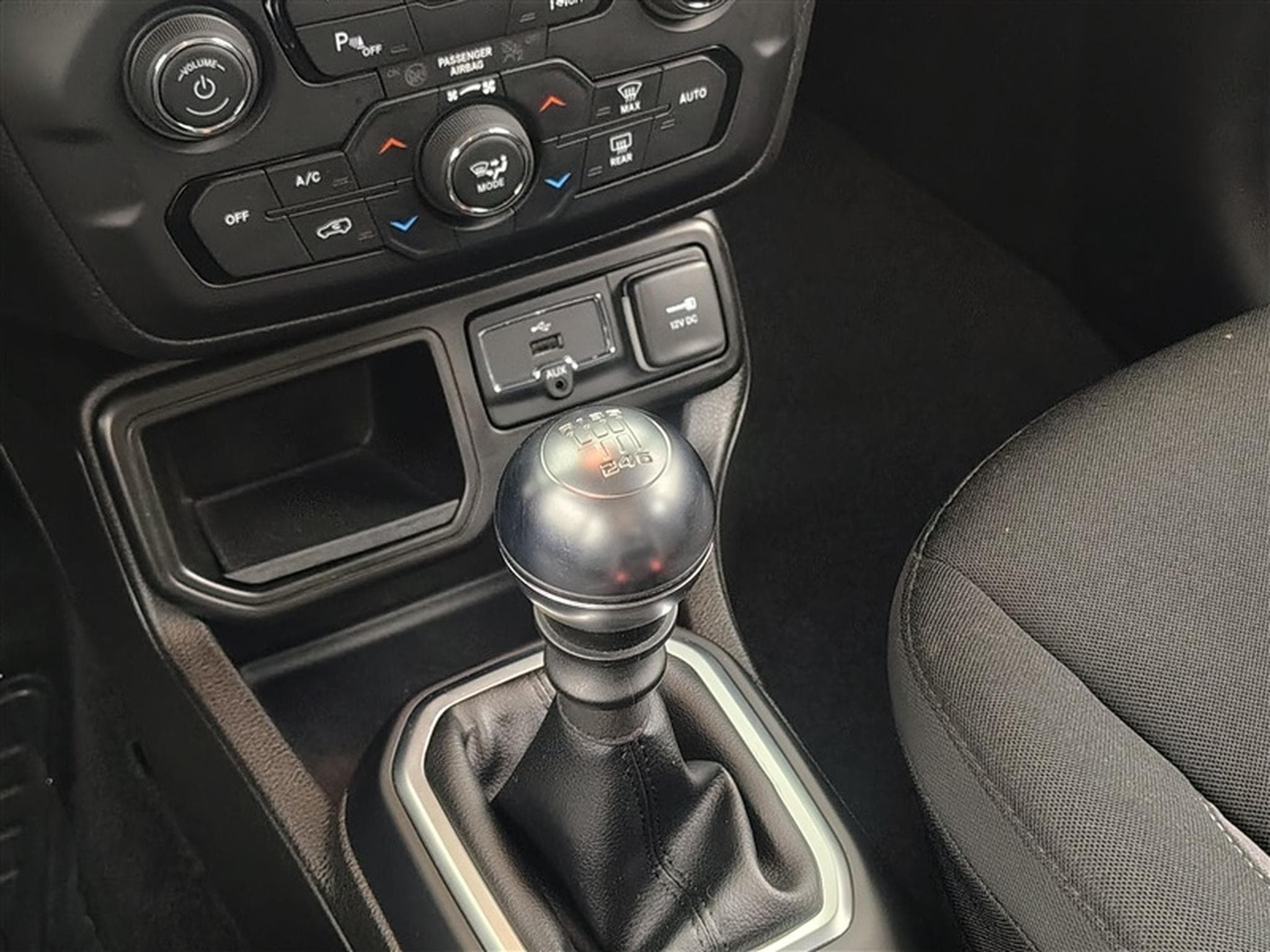 Jeep Renegade 1.0 T3 120cv Longitude CARPLAY / PDC AR / JA 16" (2024) - Photo 12