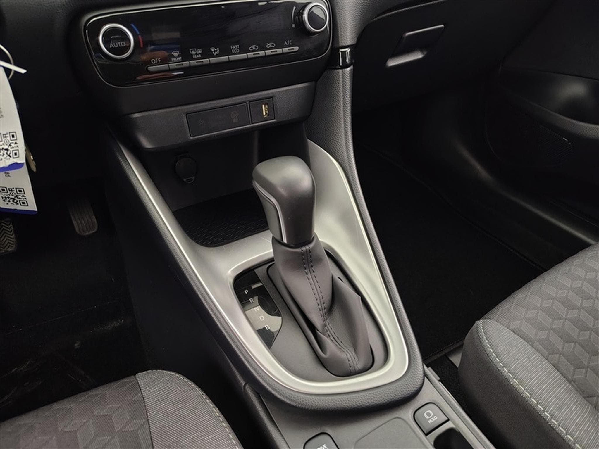Toyota Yaris 1.5i VVT-i Hybrid E-CVT CARPLAY / CLIM (2025) - Photo 12