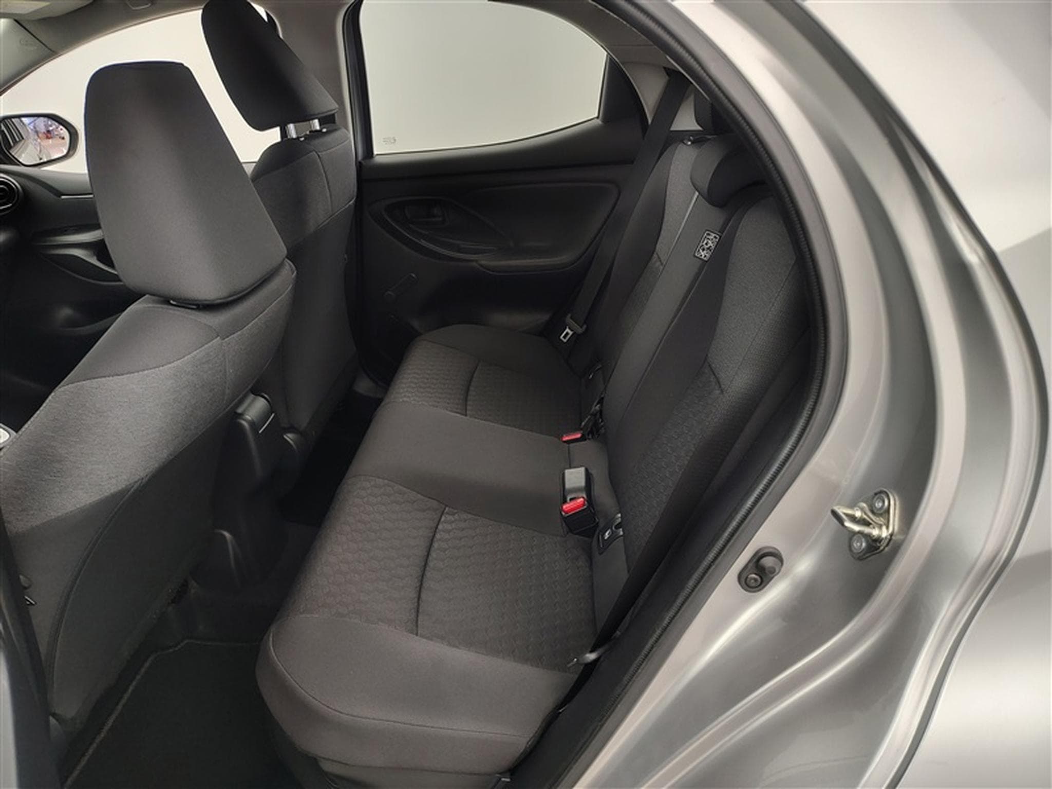 Toyota Yaris 1.5i VVT-i Hybrid E-CVT CARPLAY / CLIM (2025) - Photo 13