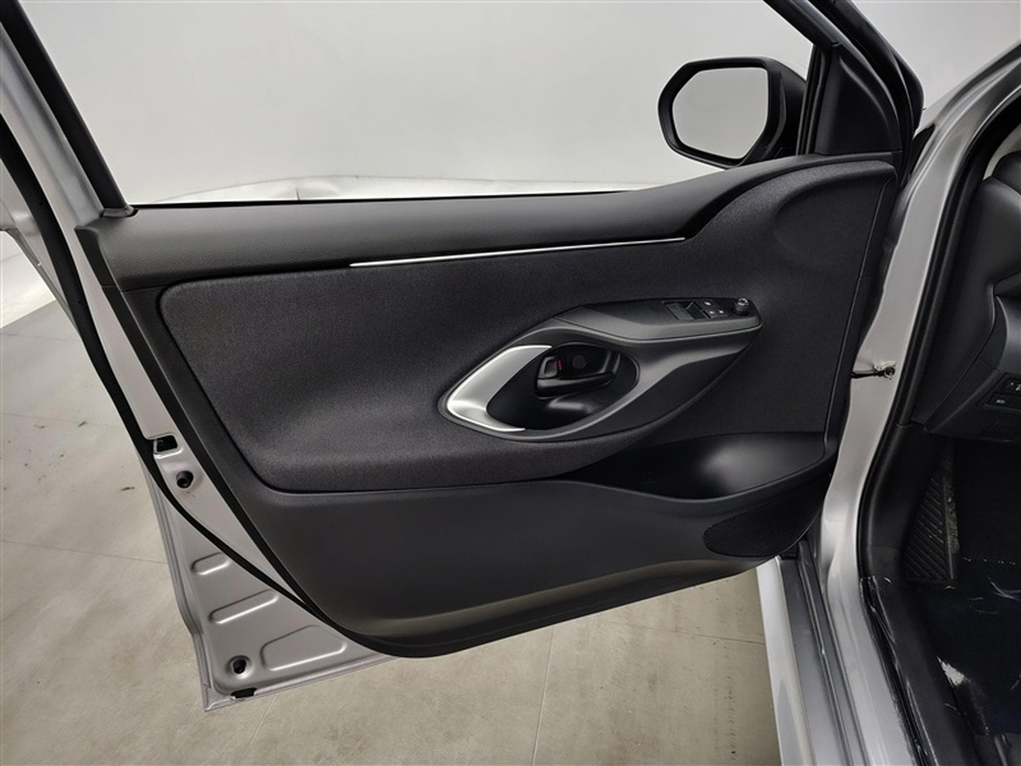 Toyota Yaris 1.5i VVT-i Hybrid E-CVT CARPLAY / CLIM (2025) - Photo 16