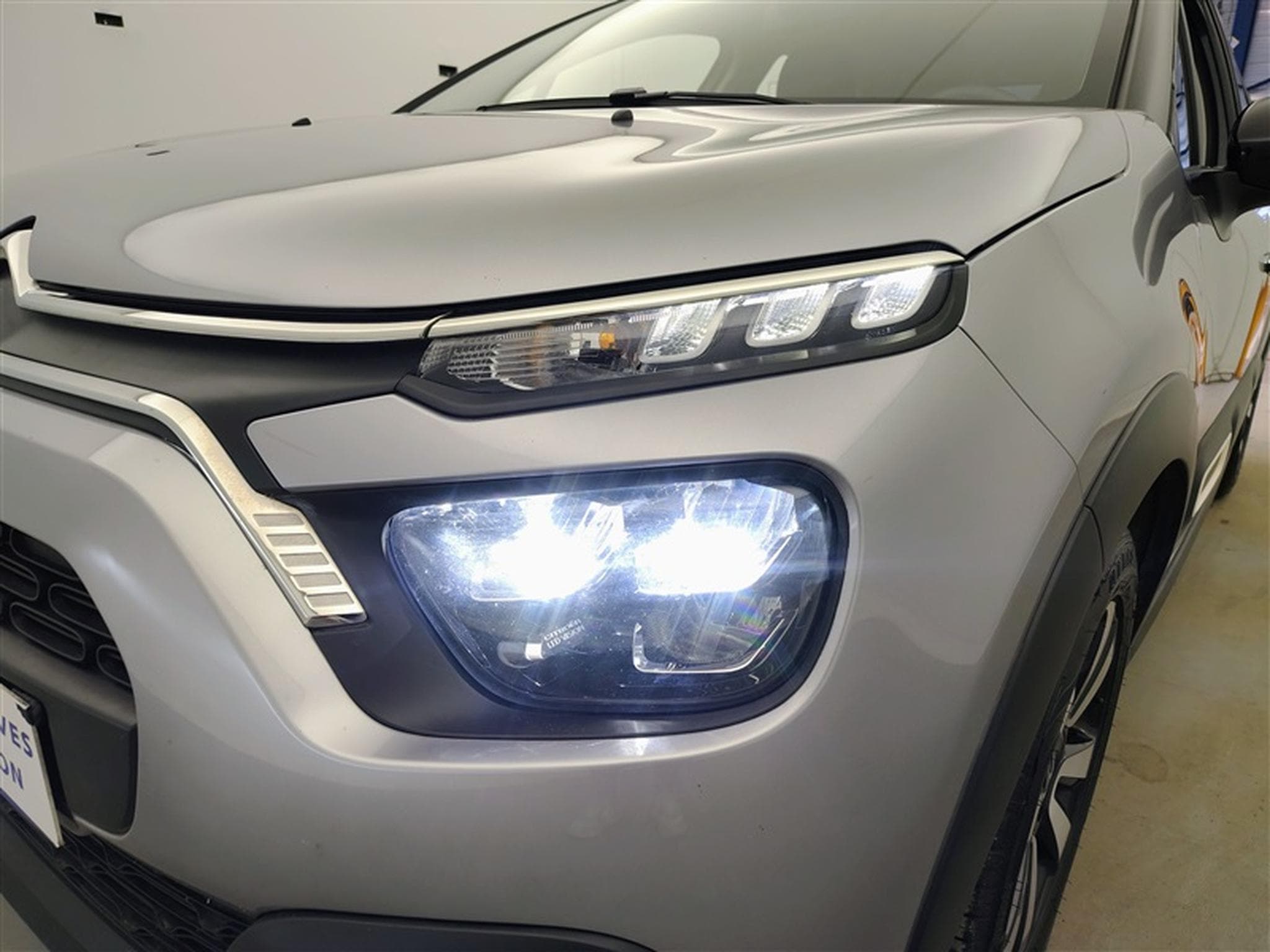 Citroen C3 1.2i PureTech Shine CARPLAY / FULL LED / JA 16" (2023) - Photo 15