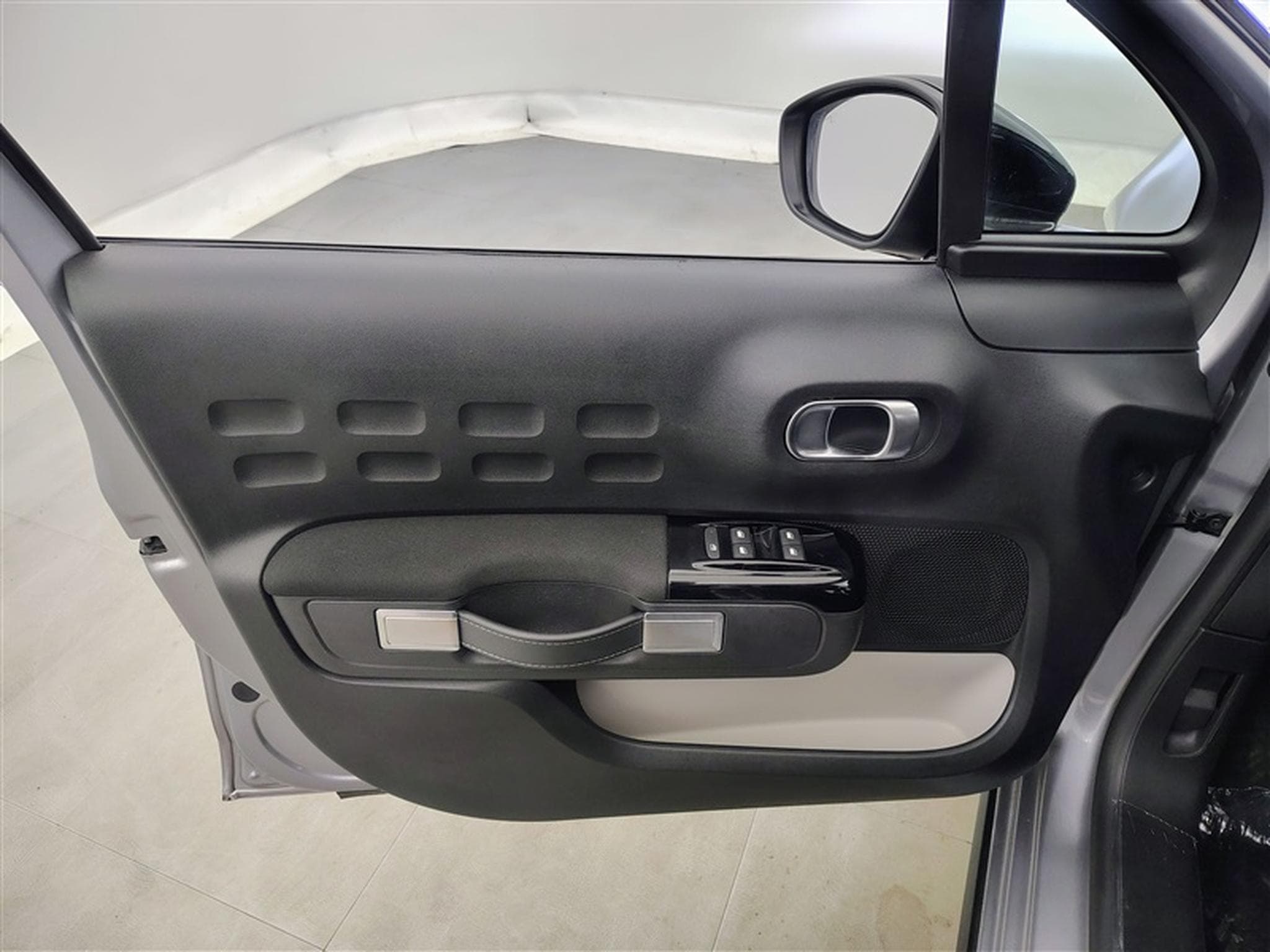 Citroen C3 1.2i PureTech Shine CARPLAY / FULL LED / JA 16" (2023) - Photo 17