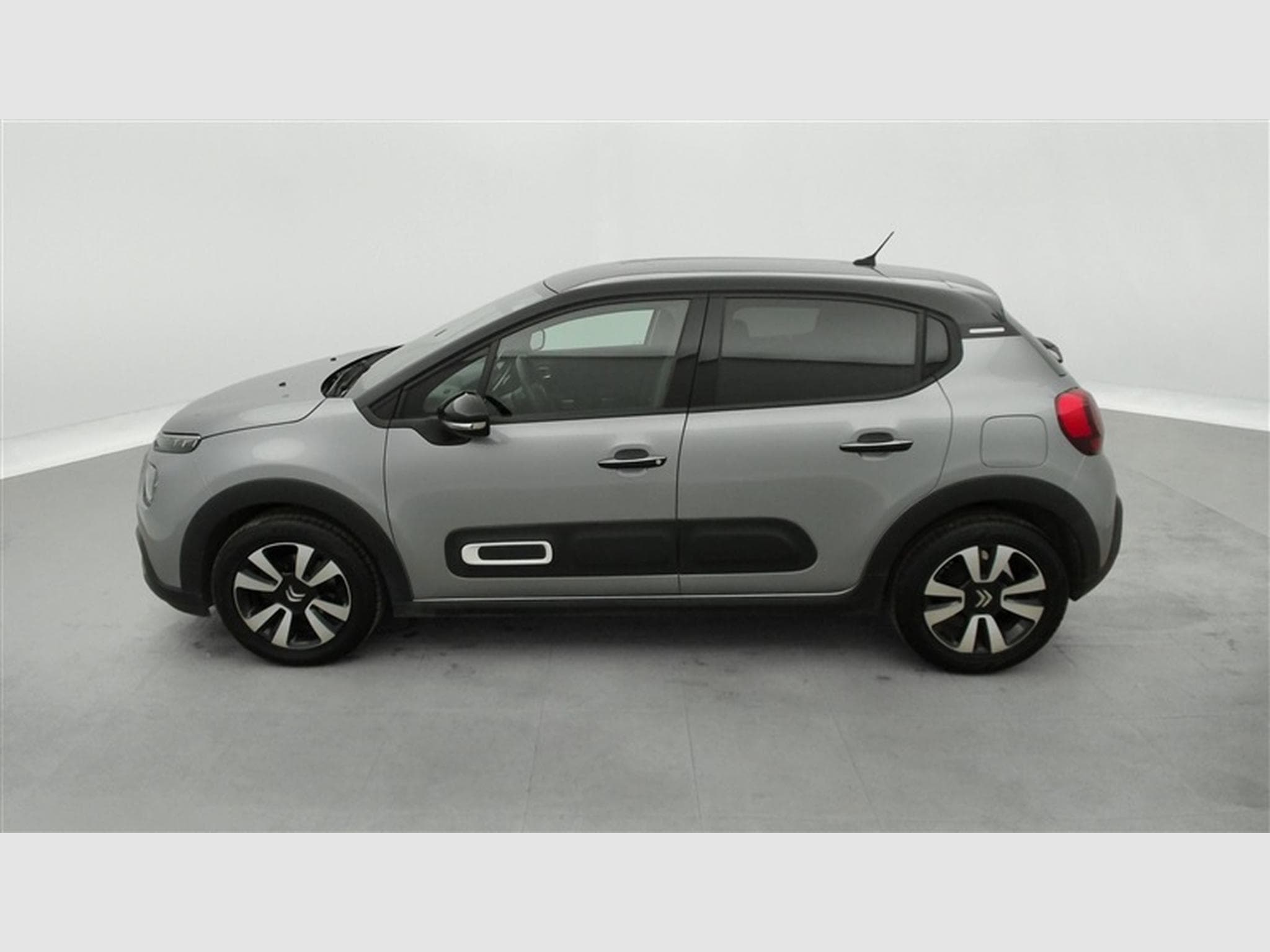 Citroen C3 1.2i PureTech Shine CARPLAY / FULL LED / JA 16" (2023) - Photo 3