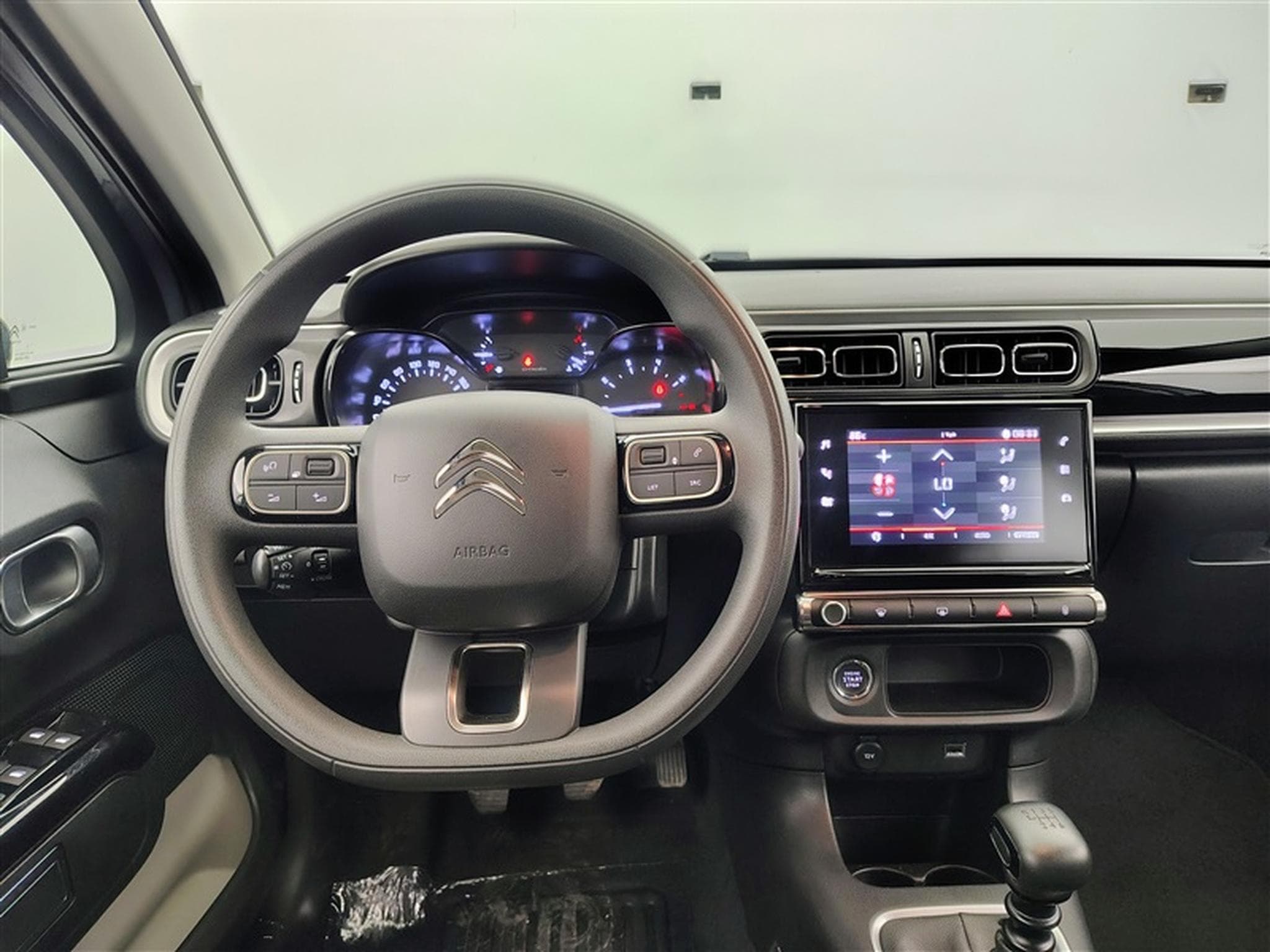 Citroen C3 1.2i PureTech Shine CARPLAY / FULL LED / JA 16" (2023) - Photo 9