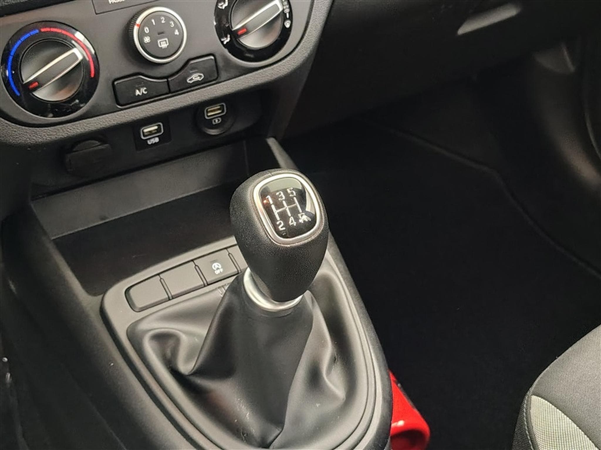Hyundai i10 1.0i Twist (2022) - Photo 12