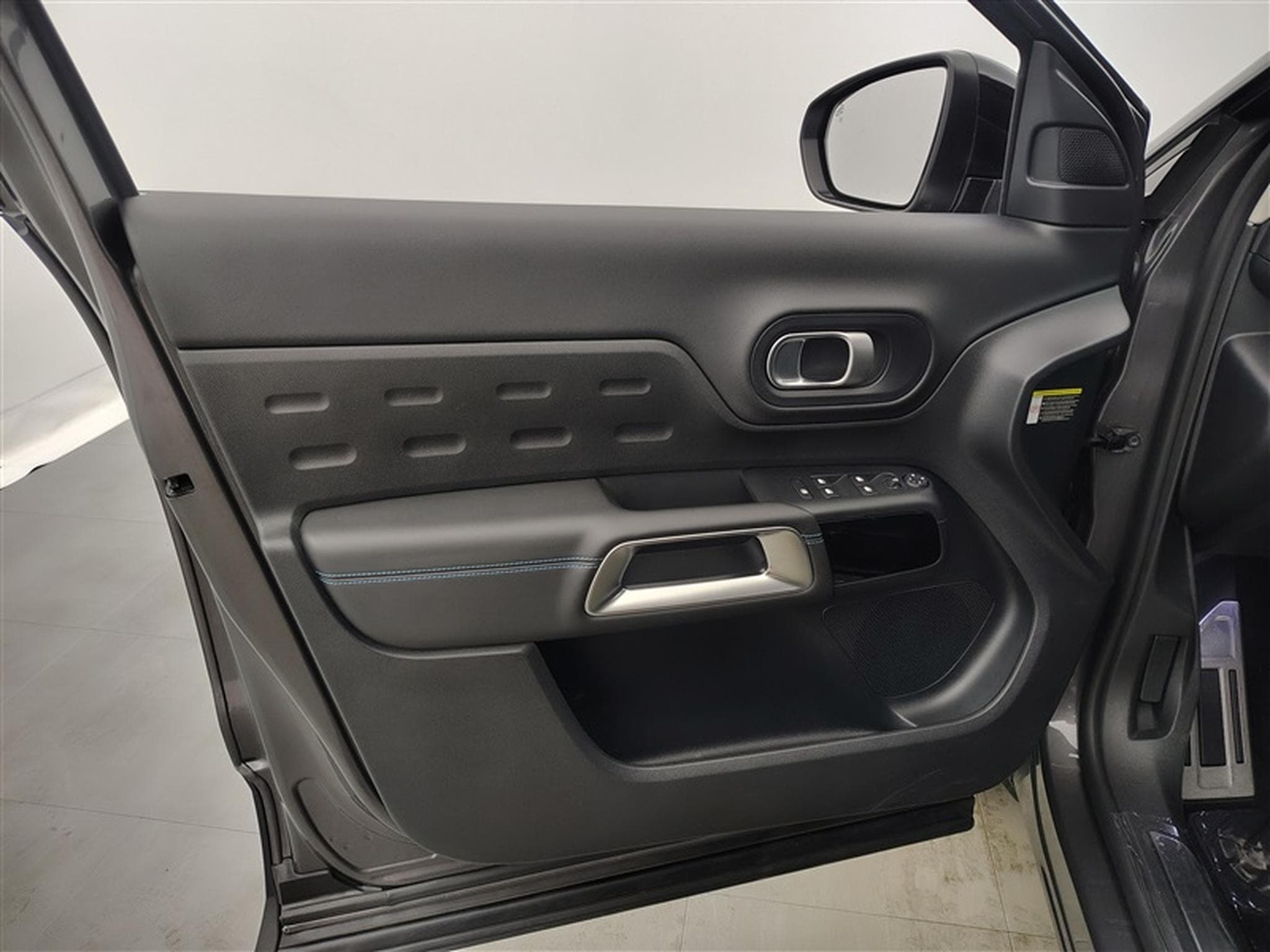 Citroen C5 Aircross 1.2 PureTech Shine EAT8 NAVI / CUIR-ALCANTARA / FULL LED (2023) - Photo 17