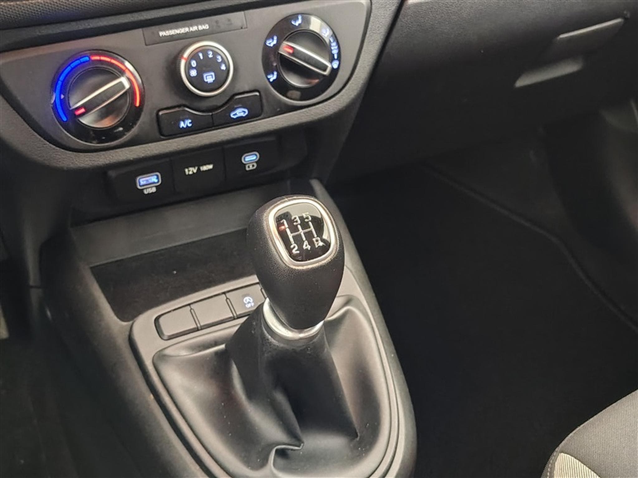 Hyundai i10 1.0i First Edition *CARPLAY/CLIM/JA15* (2023) - Photo 12