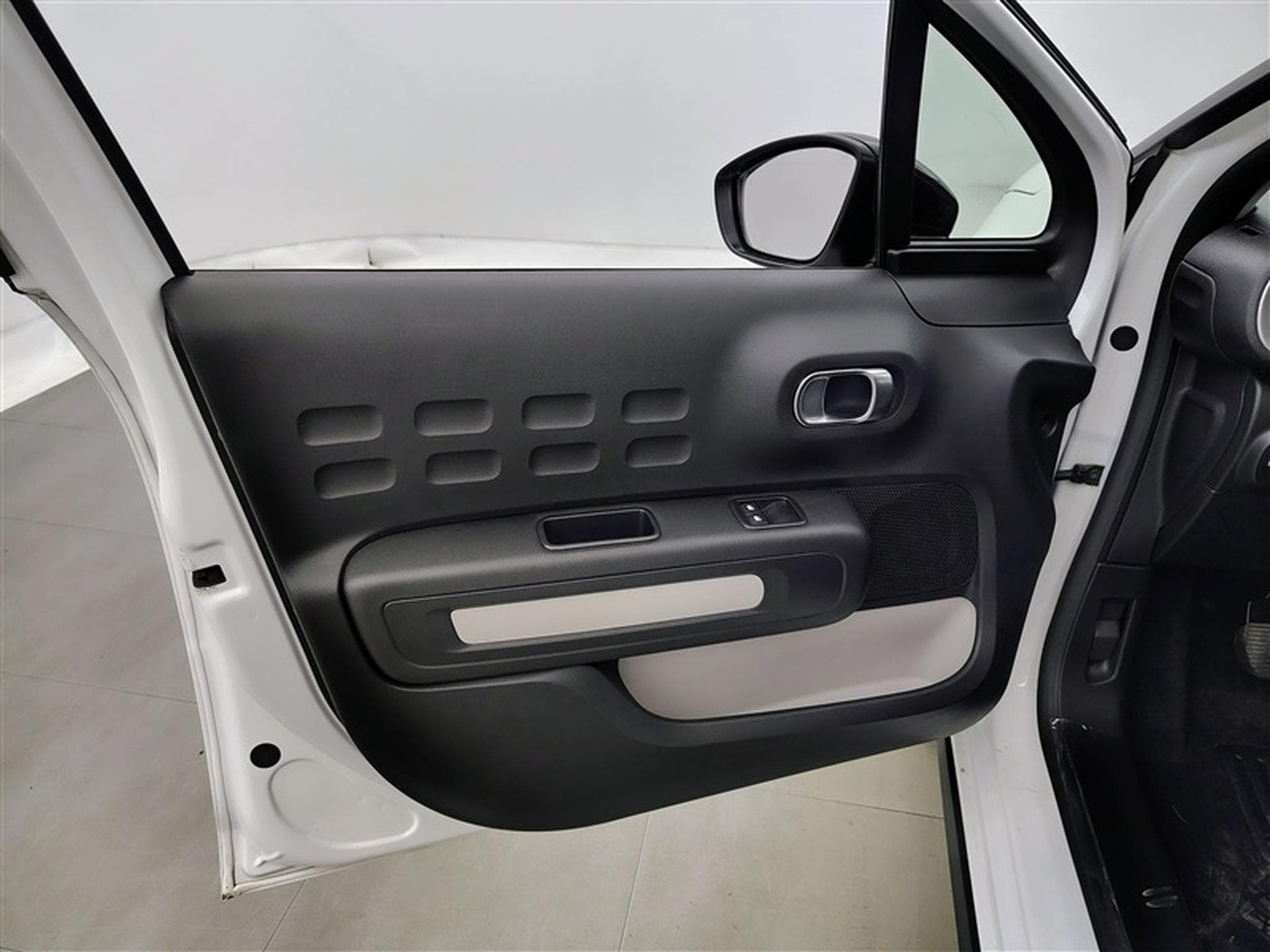 Citroen C3 1.2i PureTech Shine S&S (EU6.4) (2022) - Photo 16