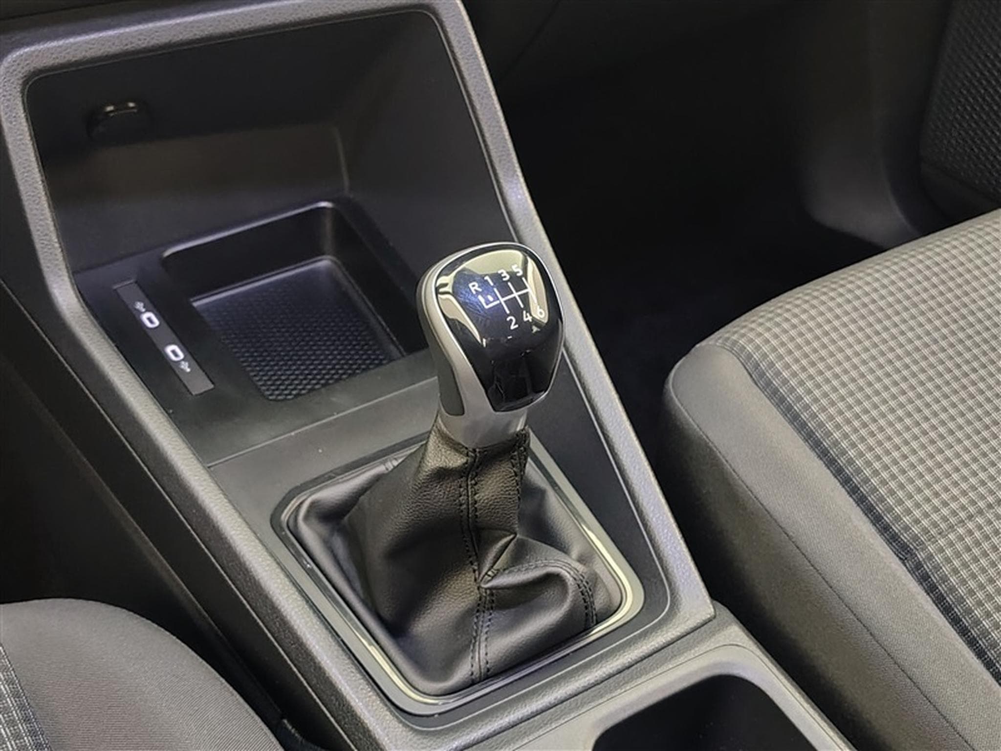 VW Caddy TDi Double cabine Navi / PDC (2024) - Photo 12