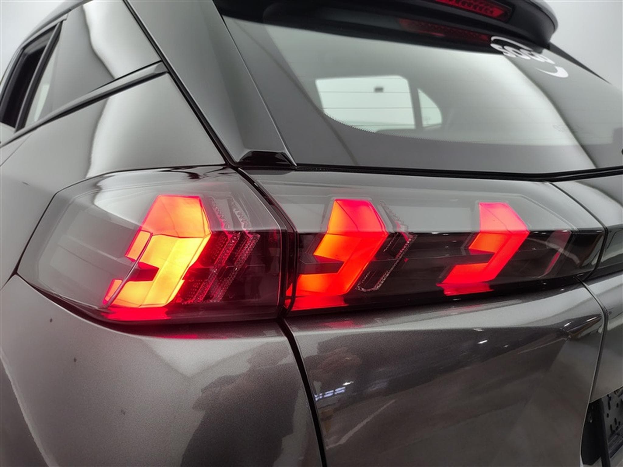 Peugeot 2008 1.2 PureTech Active NAVI/PDC (2020) - Photo 16