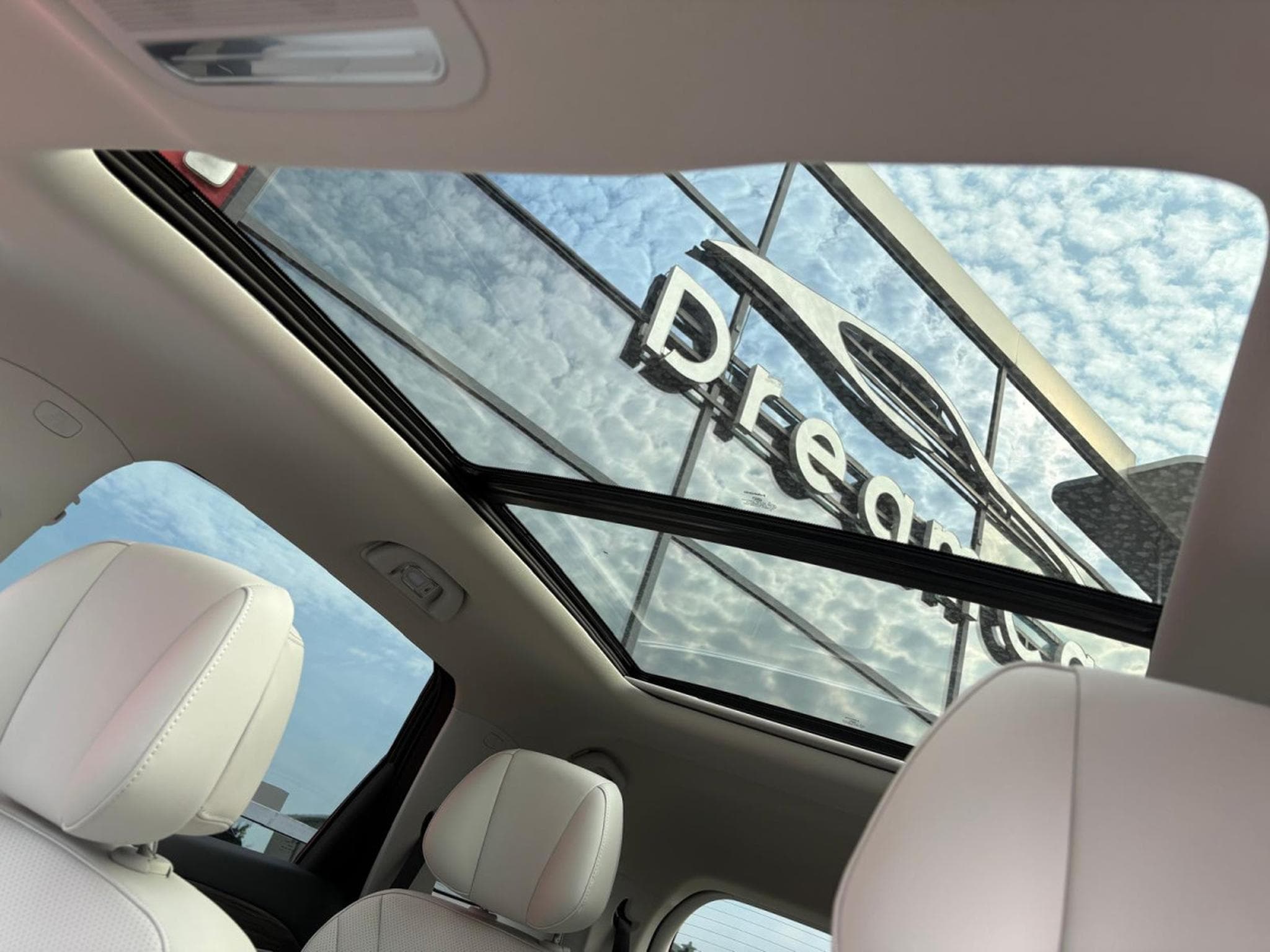 Forthing U-Tour M4 PHEV (2026) - Photo 15