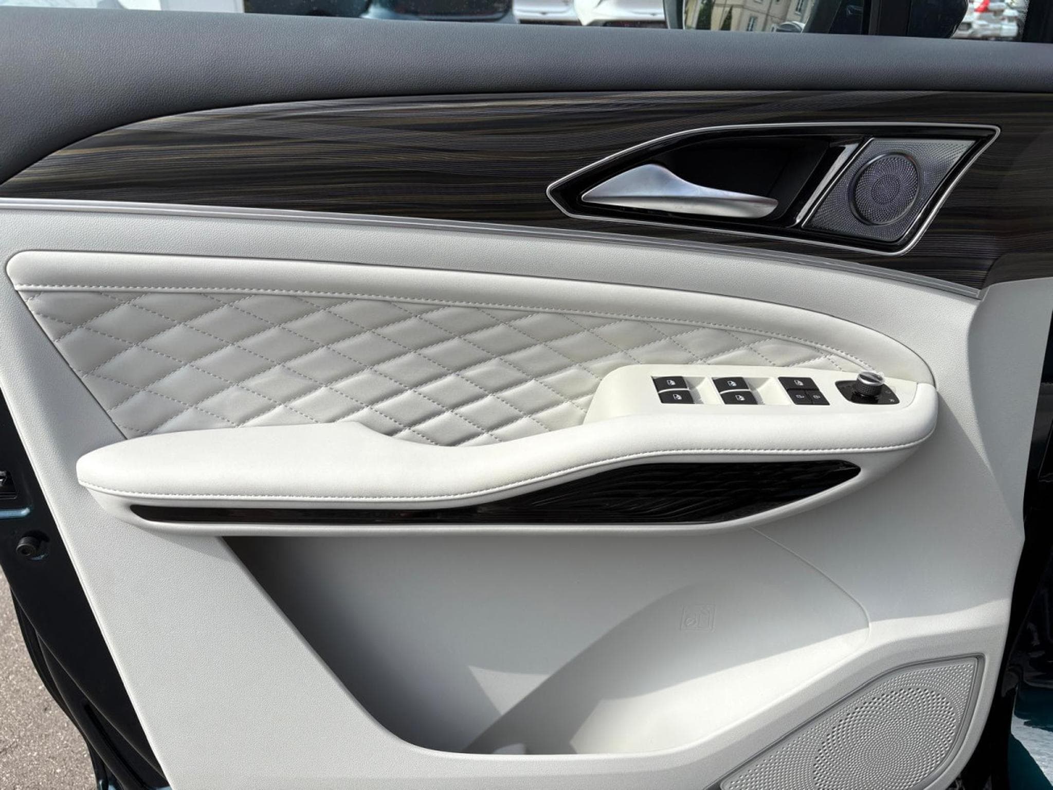 Forthing U-Tour M4 PHEV (2026) - Photo 16