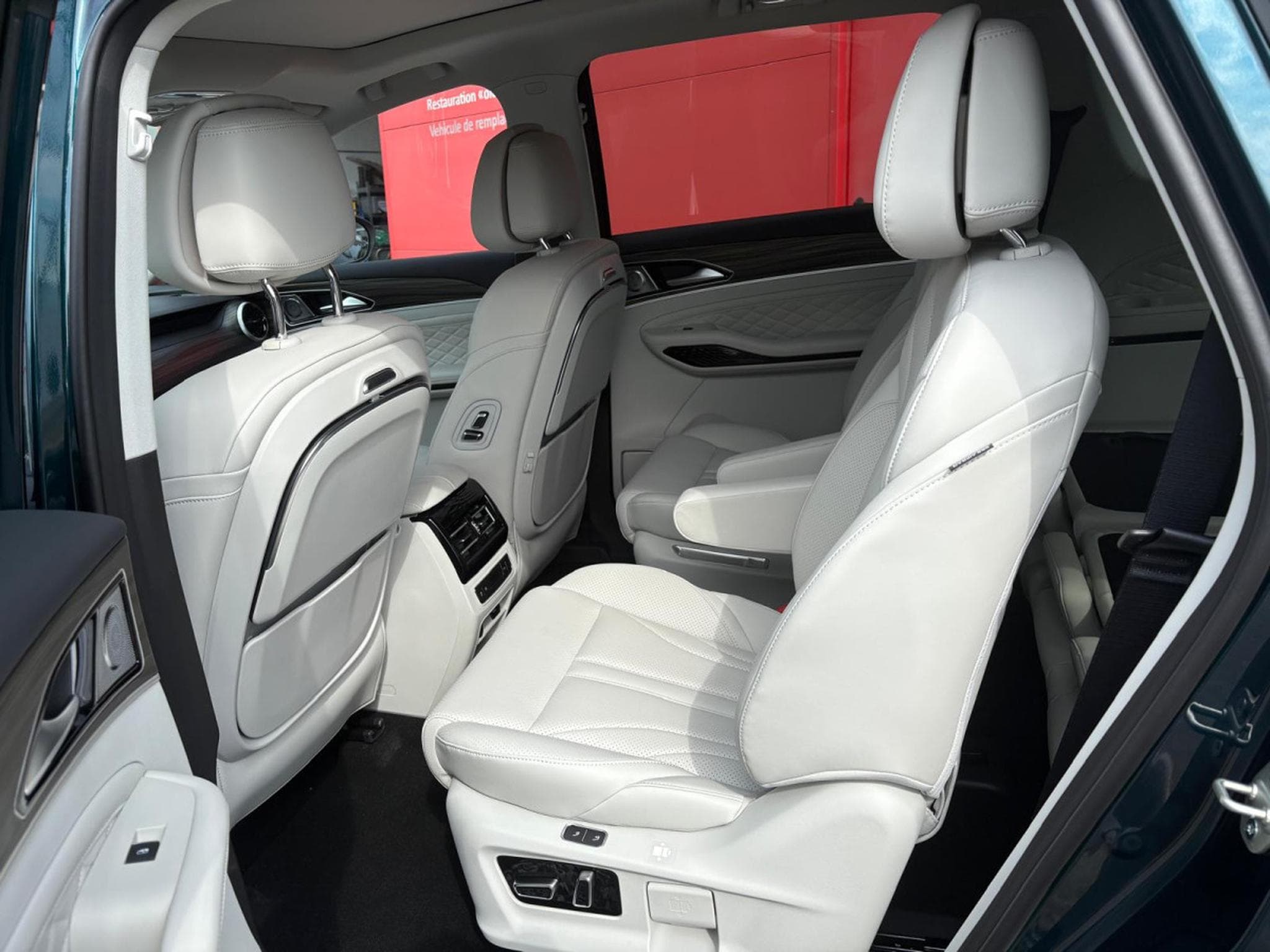 Forthing U-Tour M4 PHEV (2026) - Photo 17