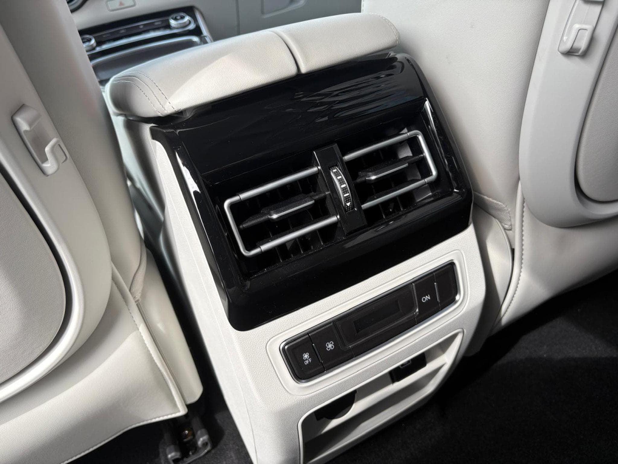 Forthing U-Tour M4 PHEV (2026) - Photo 19