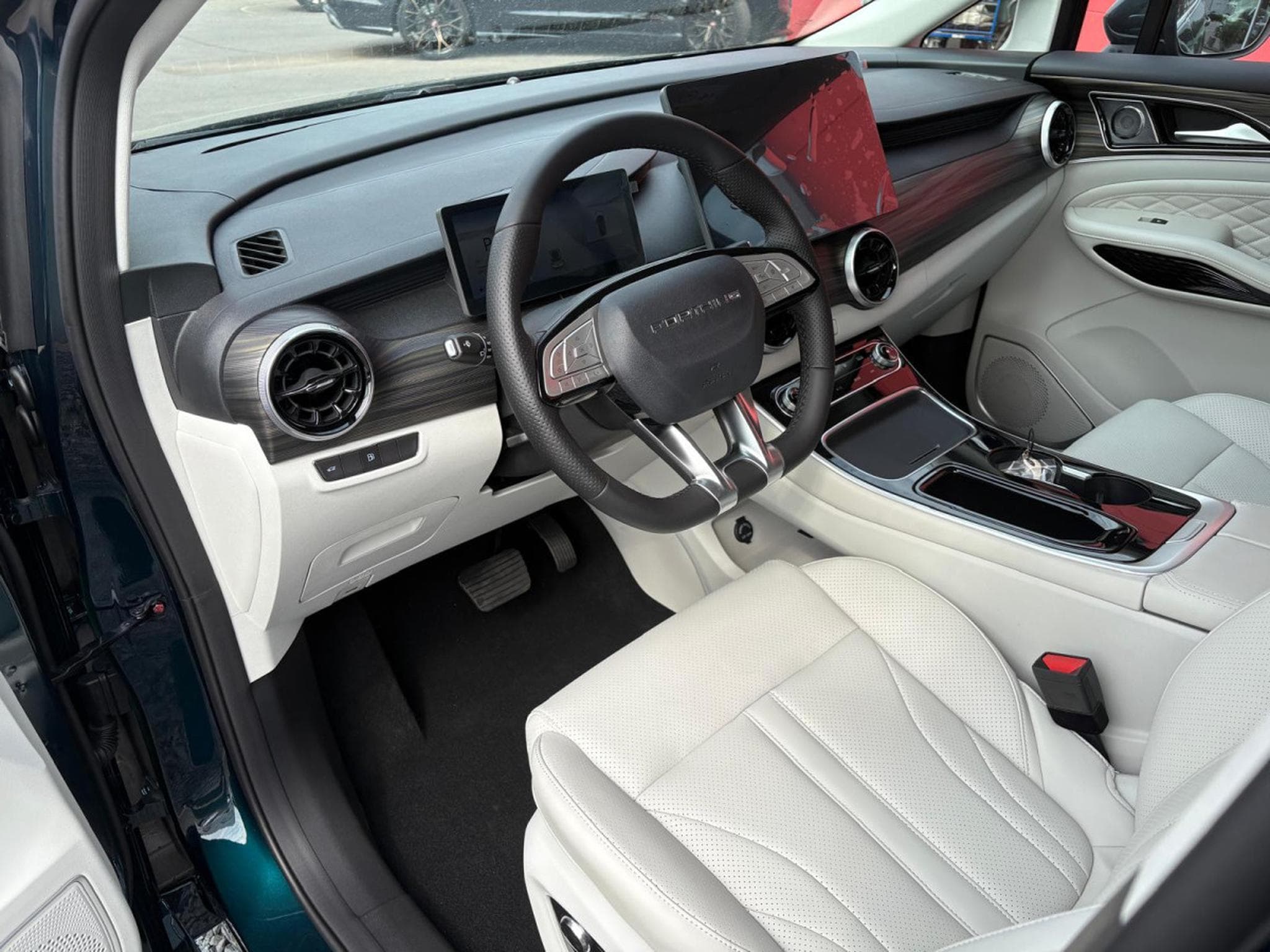 Forthing U-Tour M4 PHEV (2026) - Photo 6