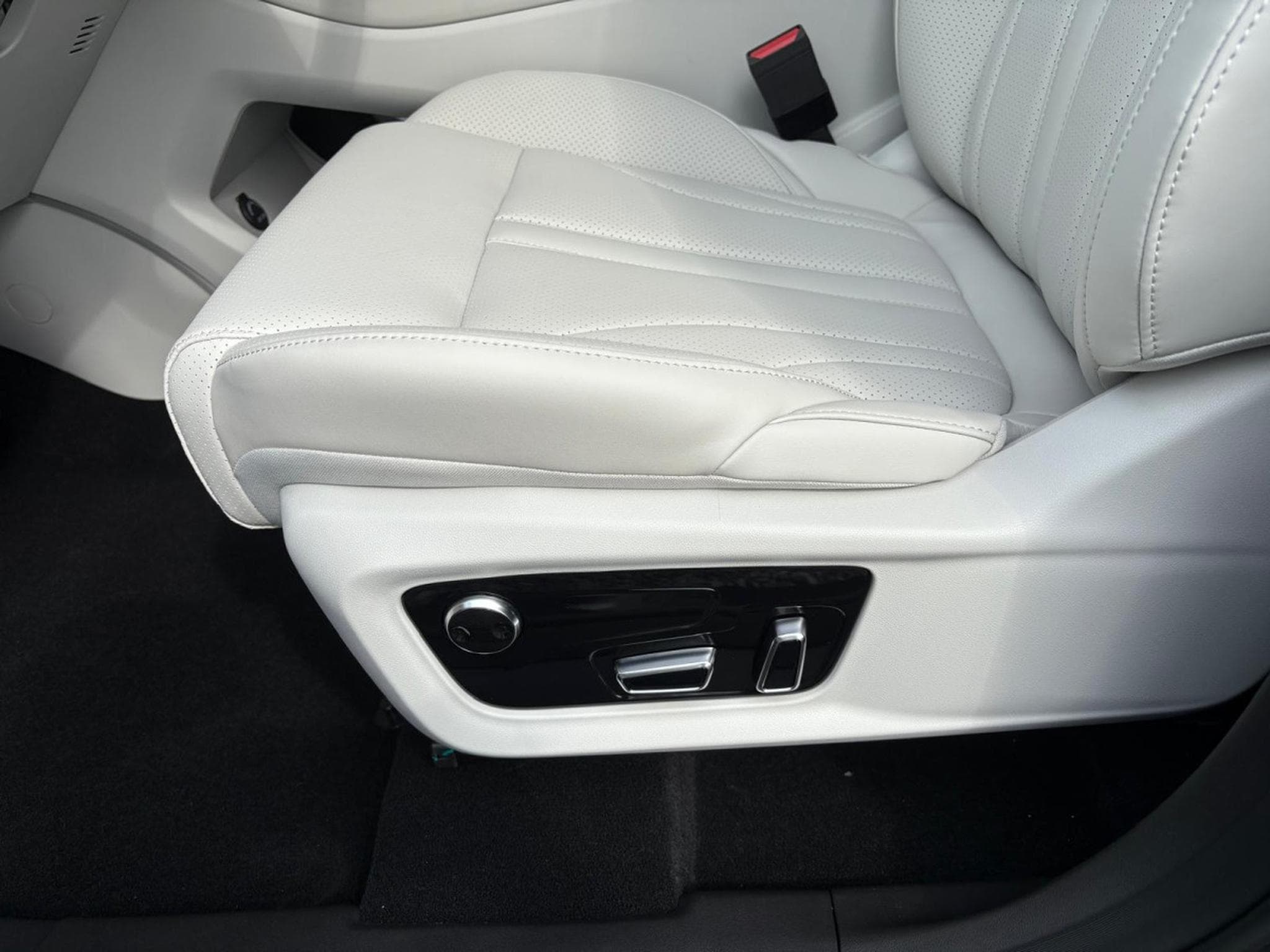 Forthing U-Tour M4 PHEV (2026) - Photo 7