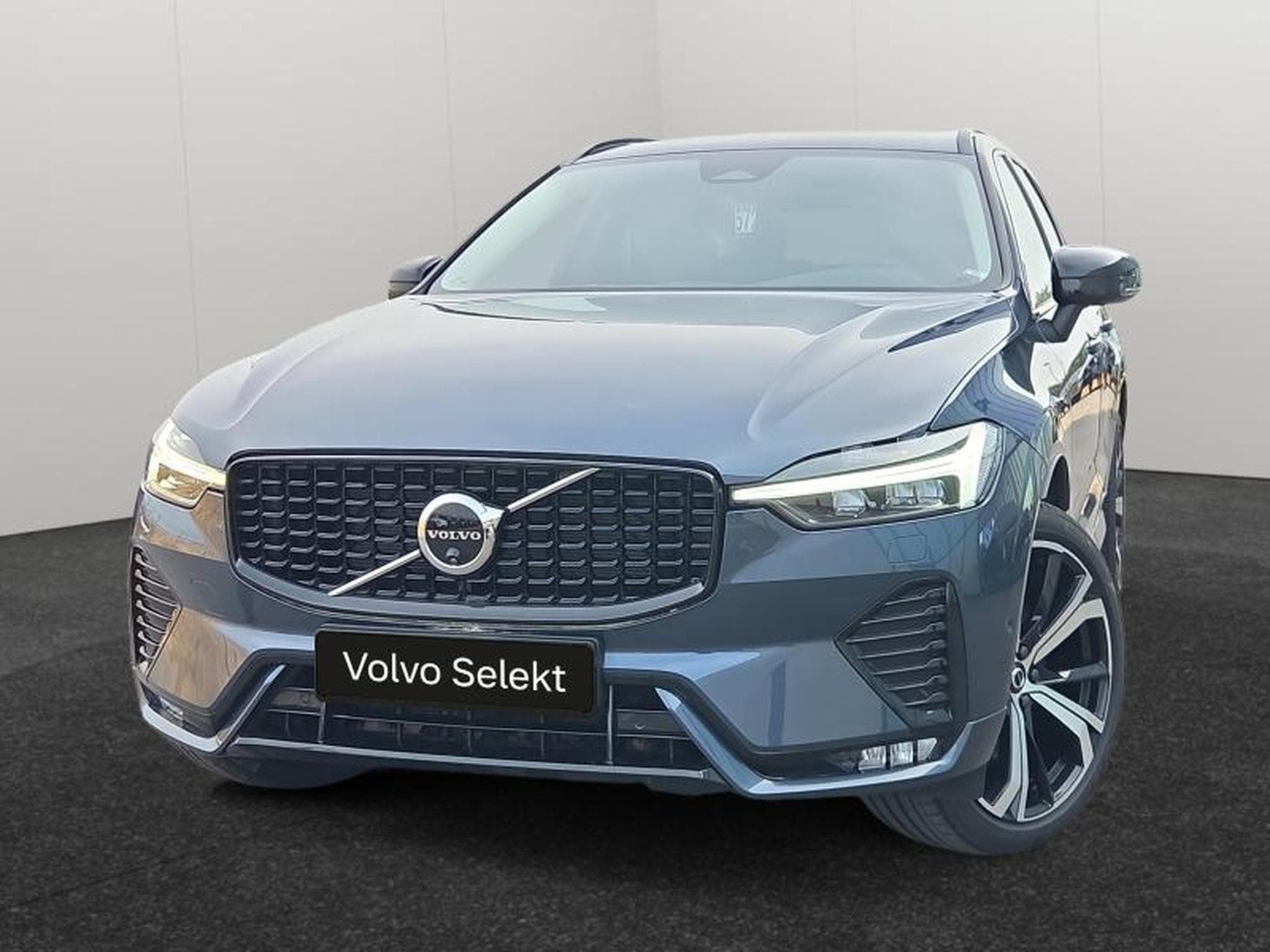 Volvo XC60 B4 Plus Dark / Essence (2023) - Photo 1