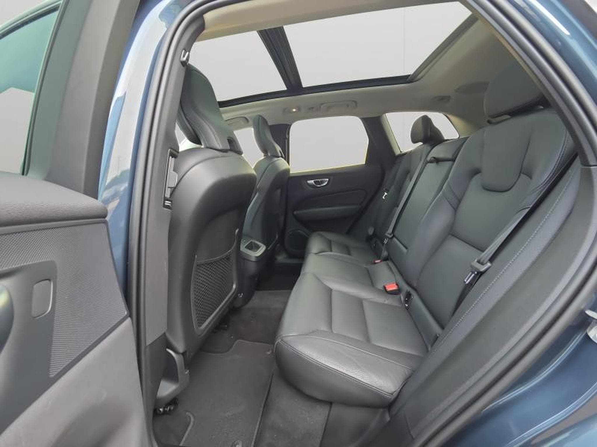 Volvo XC60 B4 Plus Dark / Essence (2023) - Photo 13