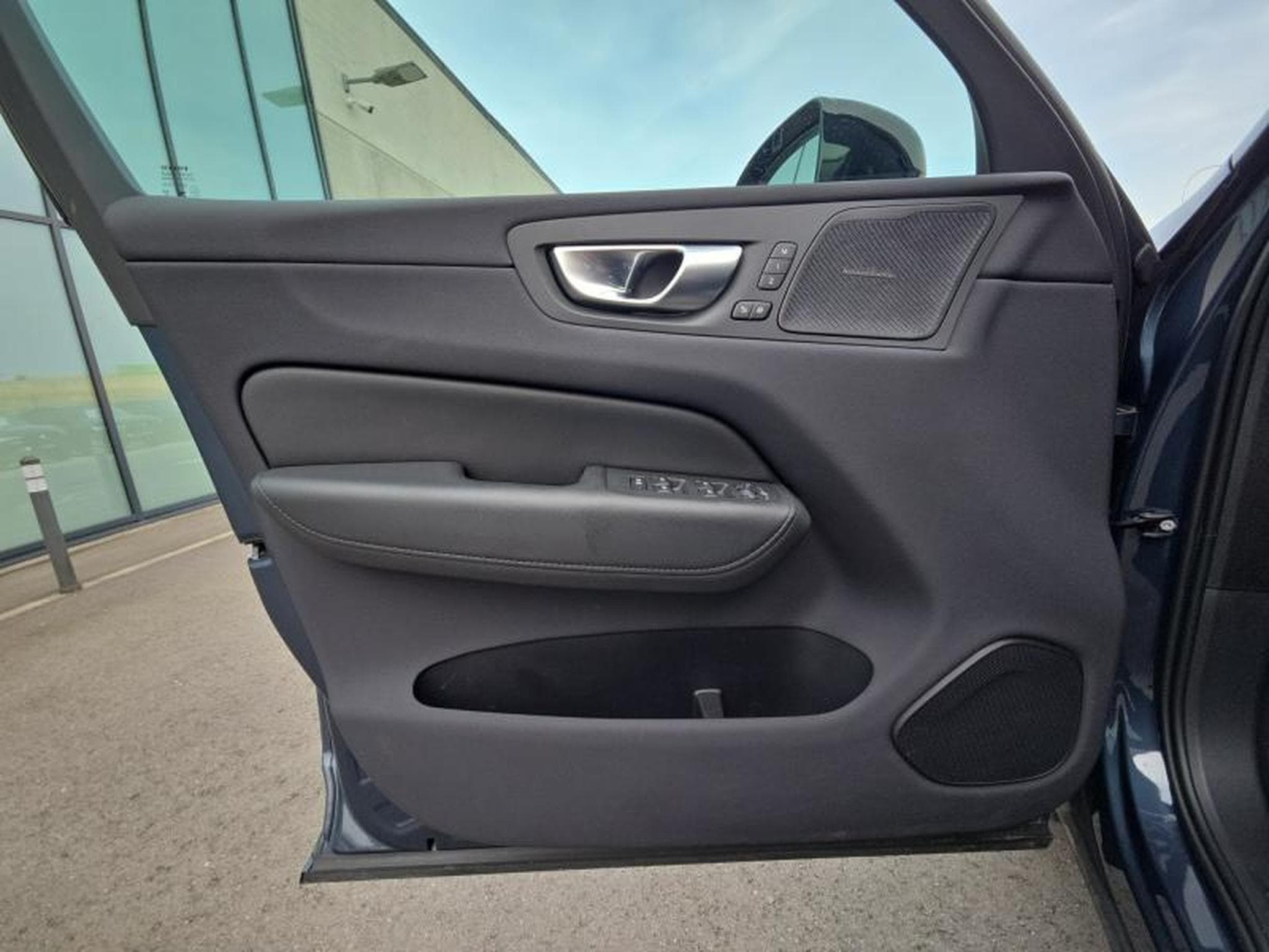 Volvo XC60 B4 Plus Dark / Essence (2023) - Photo 19